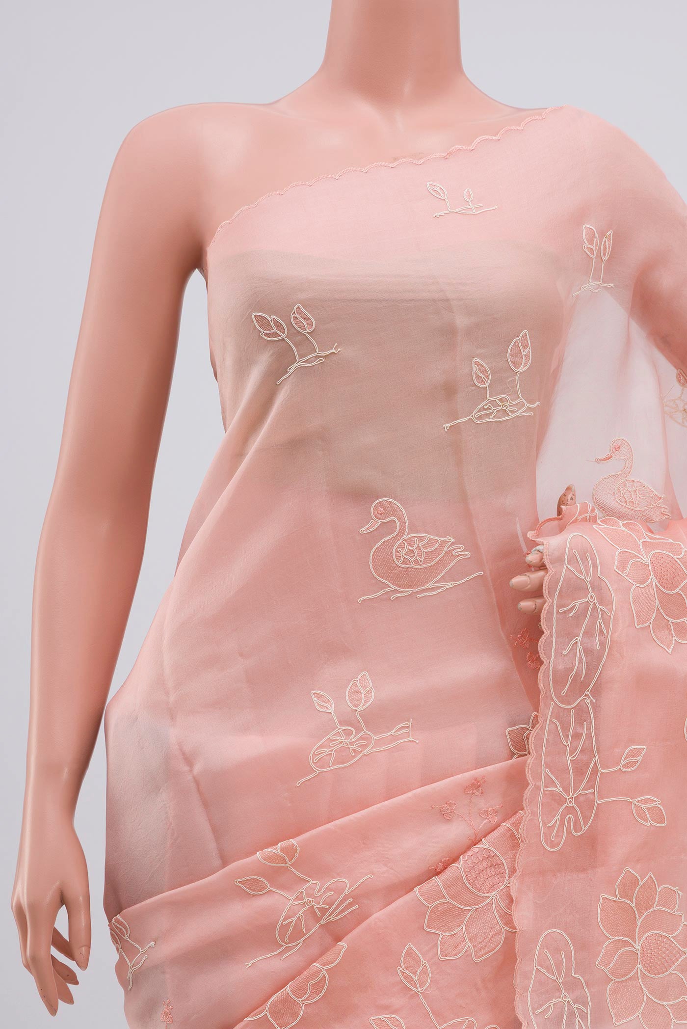 Border image of Peach Organza Silk Saree with Fancy on the body and Without Border. 