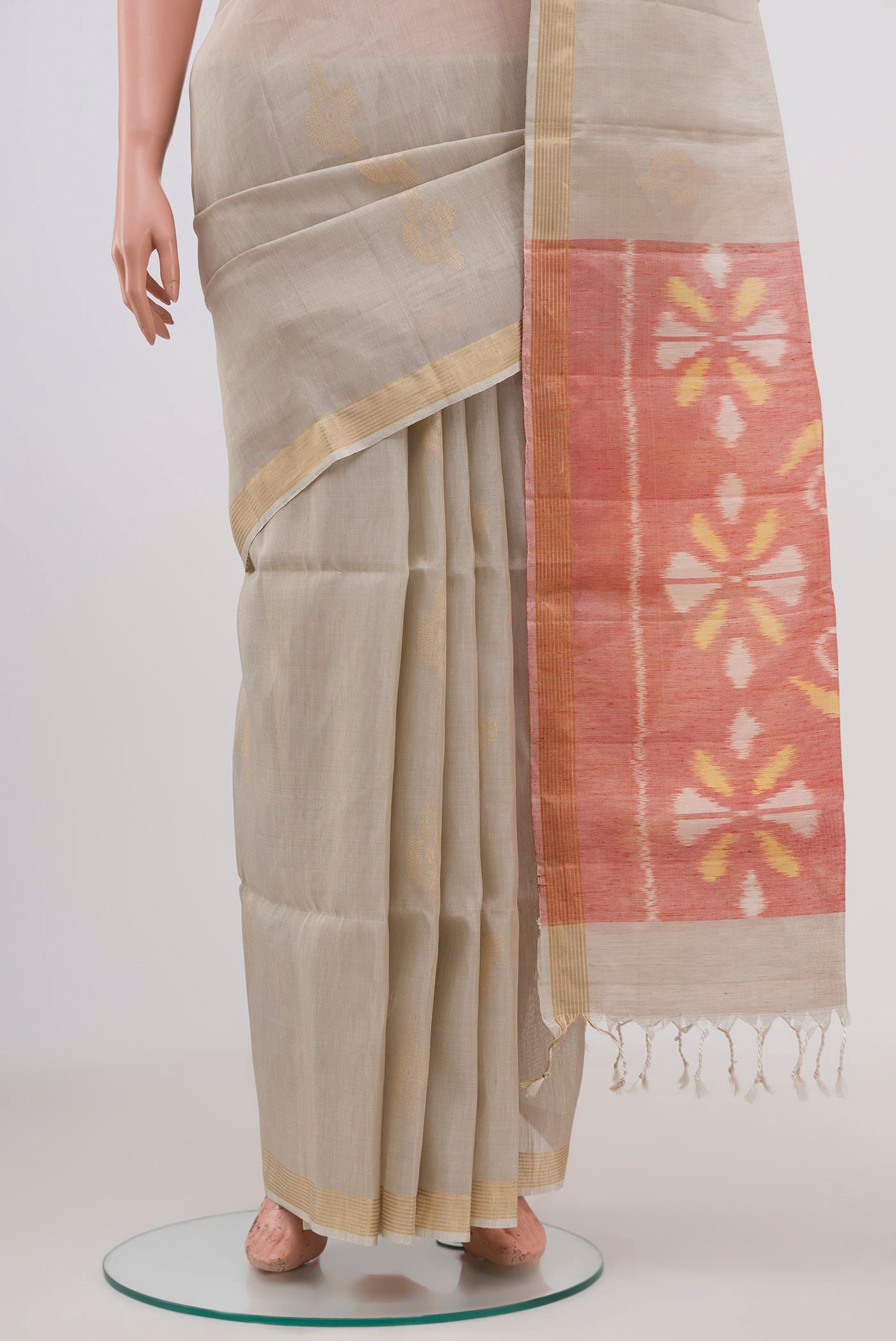 Pleats and pallu of Cream Soft Silk Saree with Zari Butta on the body and Thin Zari Line. 