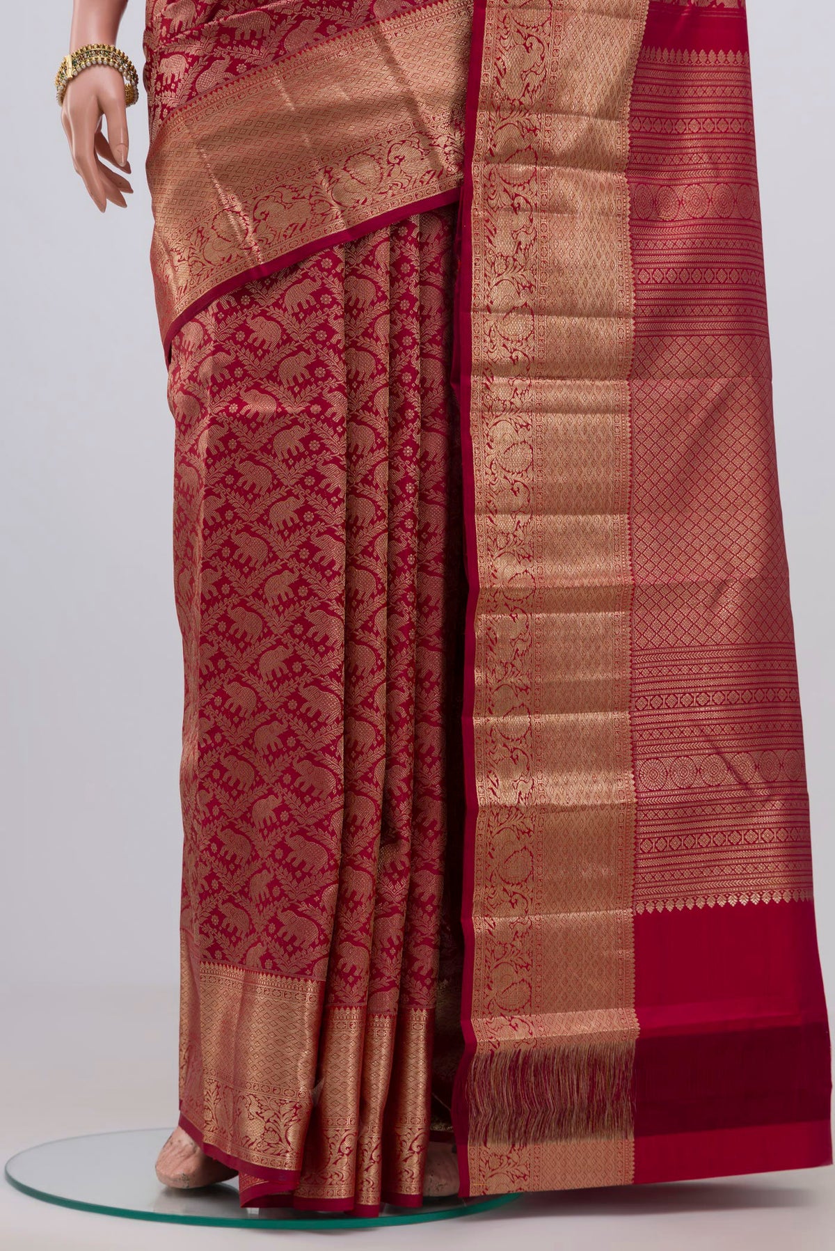 Pleats and pallu of Maroon Kanchipuram Silk Saree with Zari Brocade on the body and Zari Border. 