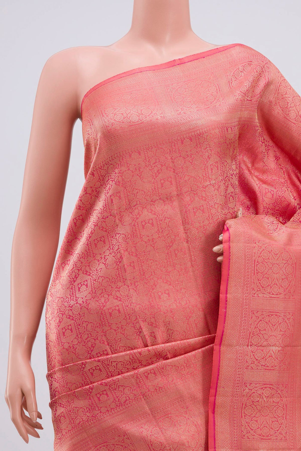 Border image of Pink Kanchipuram Saree with Zari Brocade on the body and Zari Border. 