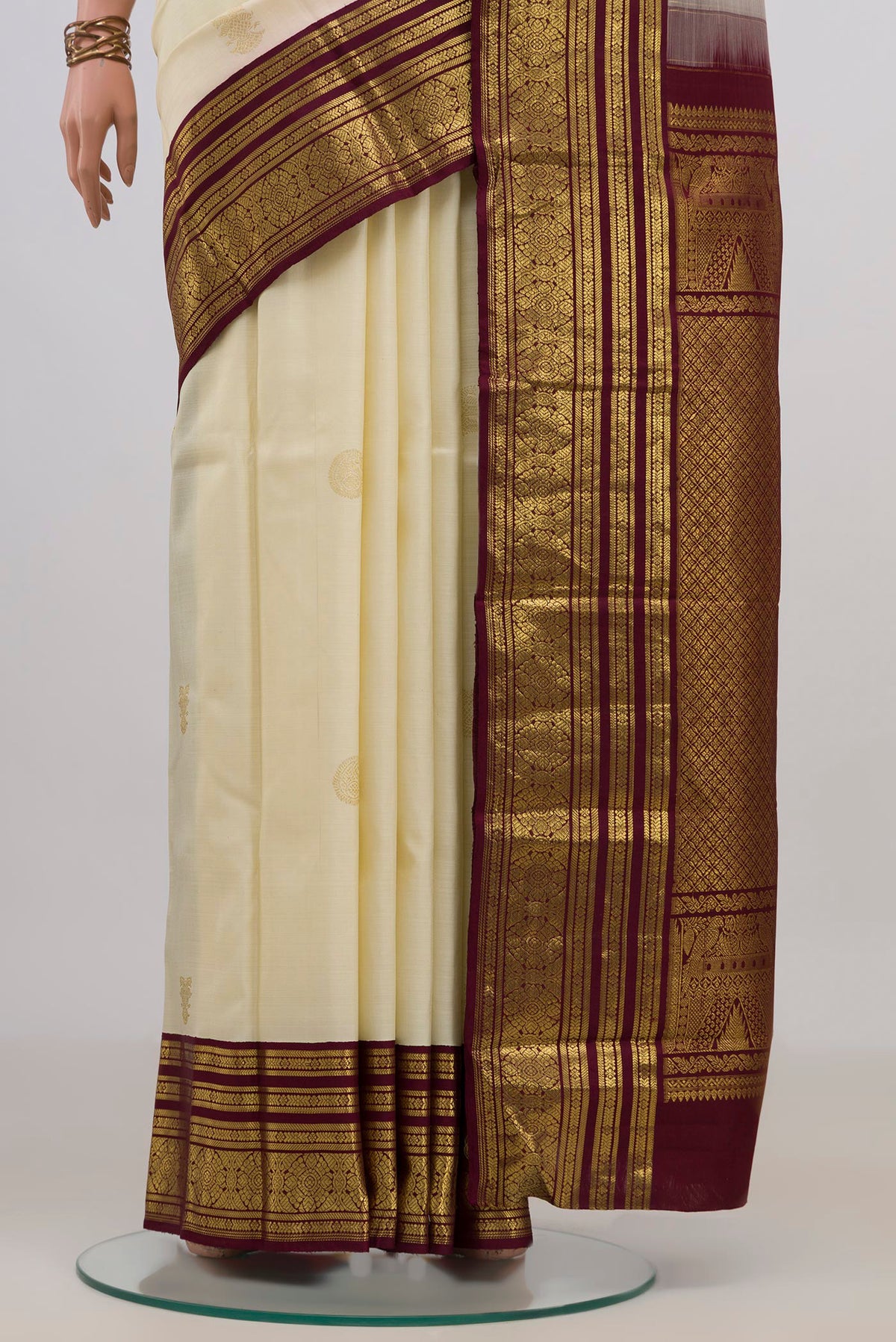 Pleats and pallu of Pure Silk Cream Kanchipuram Saree with Zari Butta on the body and Zari Border. 