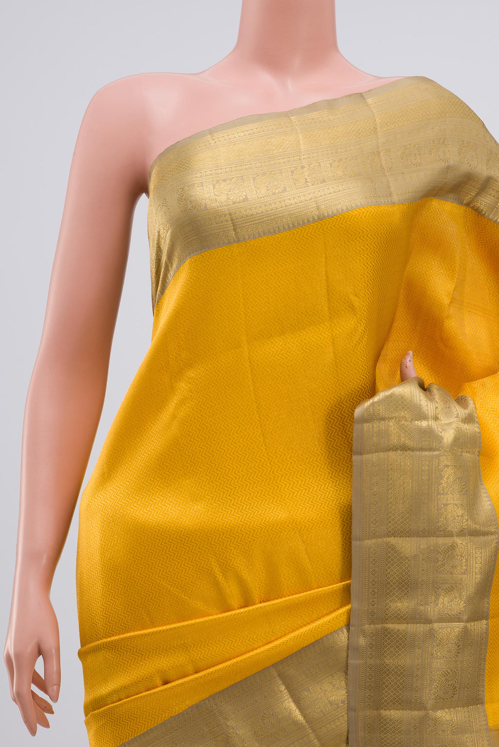 Border image of Yellow Kanchipuram Saree with Zari Brocade on the body and Zari Border. 