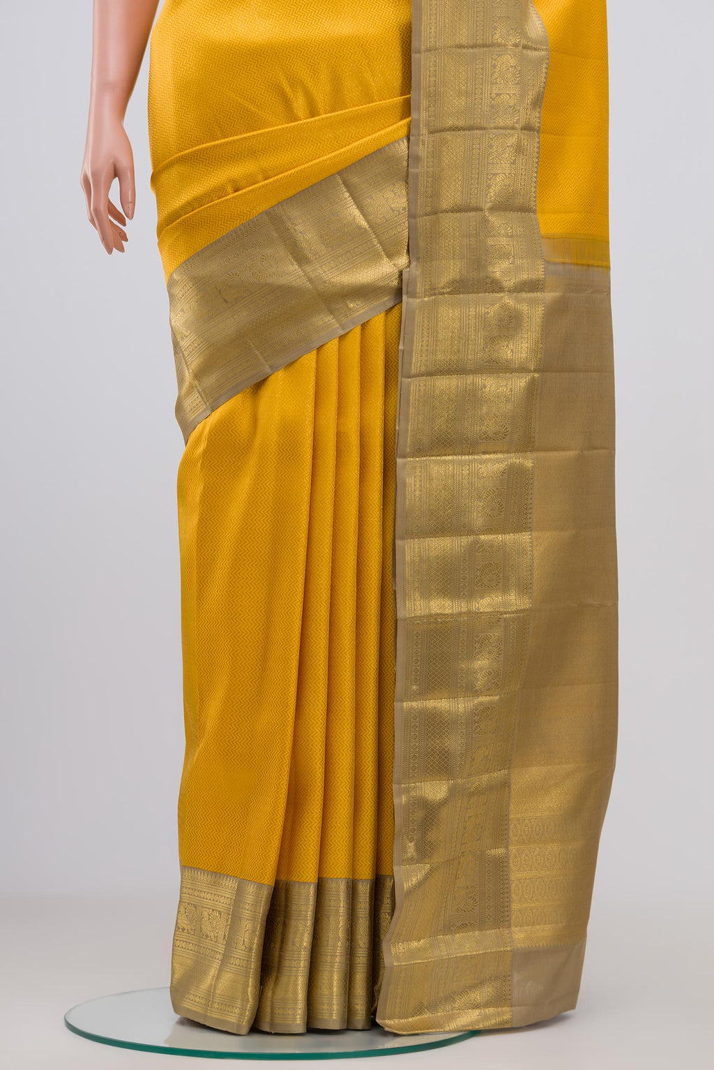 Pleats and pallu of Yellow Kanchipuram Saree with Zari Brocade on the body and Zari Border. 
