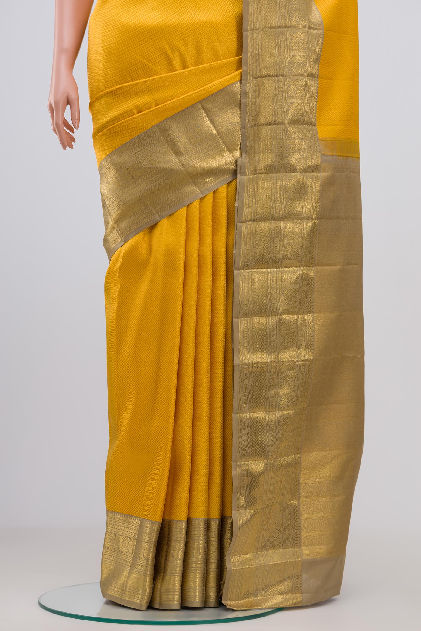 Pleats and pallu of Yellow Kanchipuram Saree with Zari Brocade on the body and Zari Border. 