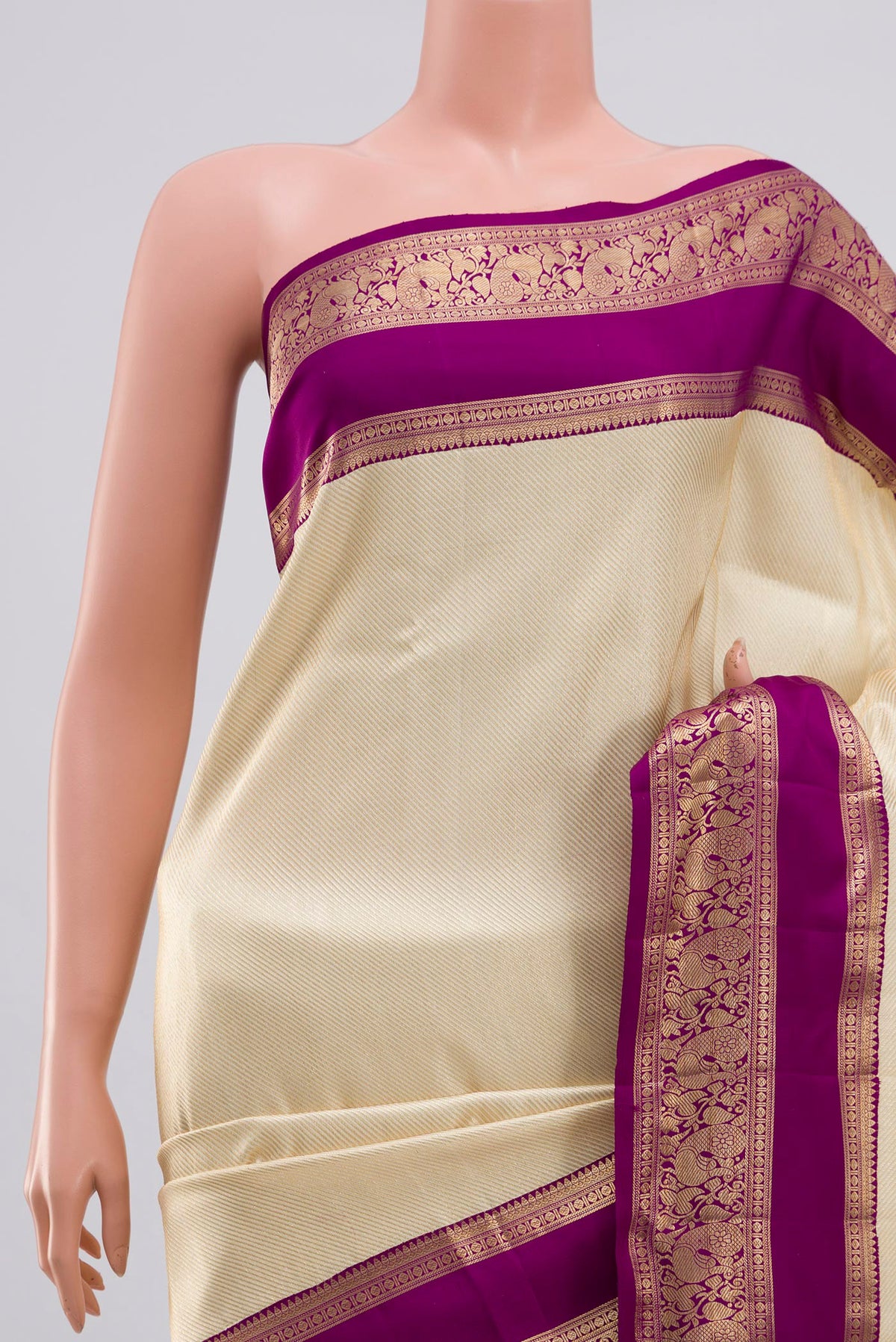 Border image of Cream Kanchipuram Silk Saree with Zari Brocade on the body and Zari Border. 