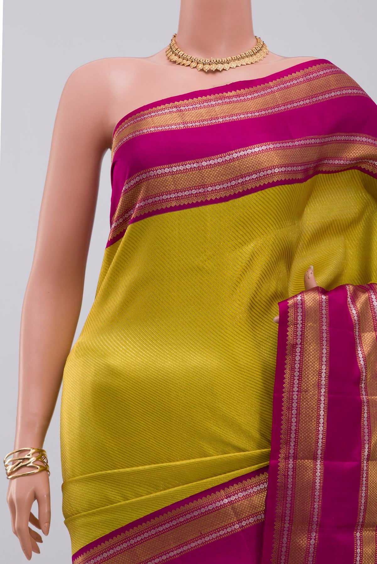 Border image of Parrot Green Kanchipuram Saree with Zari Brocade on the body and Zari Border. 