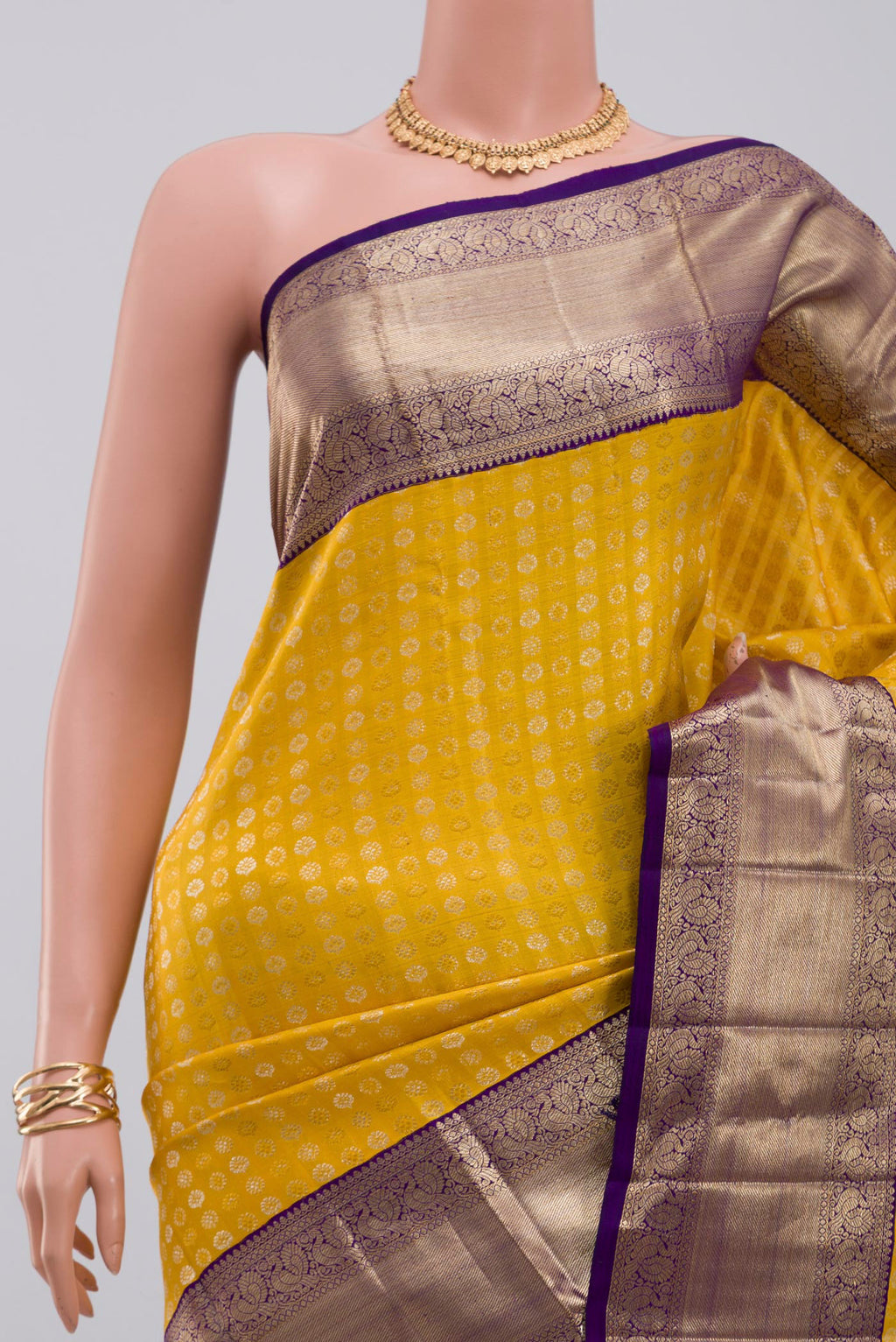 Border image of Yellow Kanchipuram Silk Saree with Zari Butta on the body and Zari Border. 