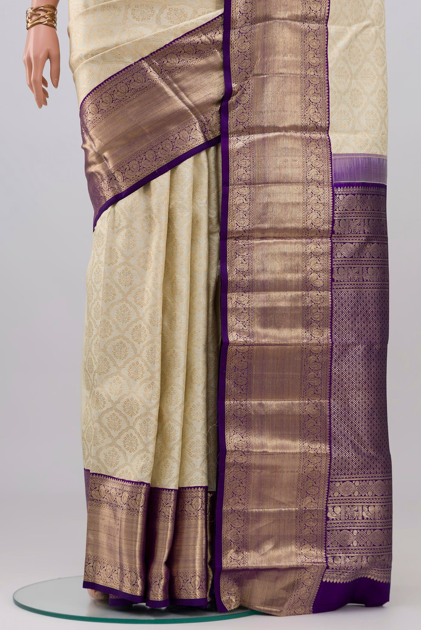 Pleats and pallu of Cream Kanchipuram Silk Saree with Zari Brocade on the body and Zari Border. 