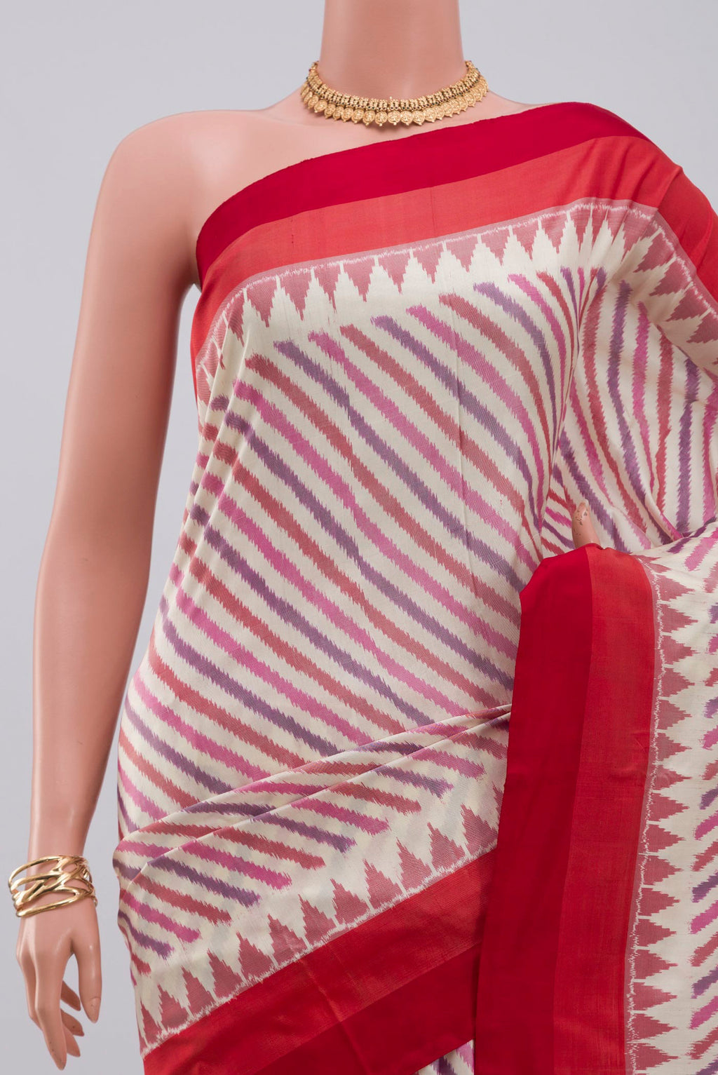 Border image of Cream Pochampally Silk Saree with Ikat design on the body and Plain Border. 