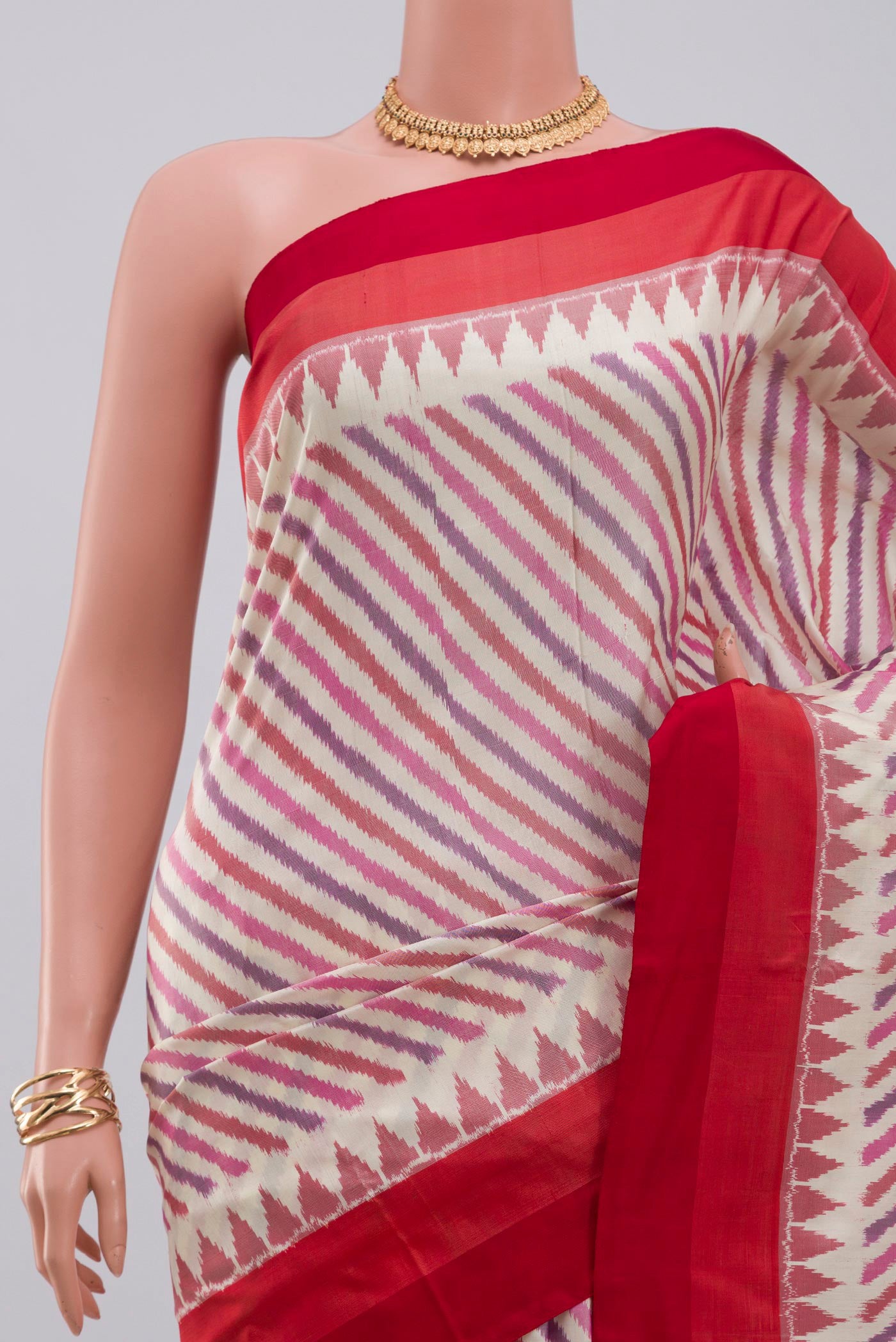 Border image of Cream Pochampally Silk Saree with Ikat design on the body and Plain Border. 