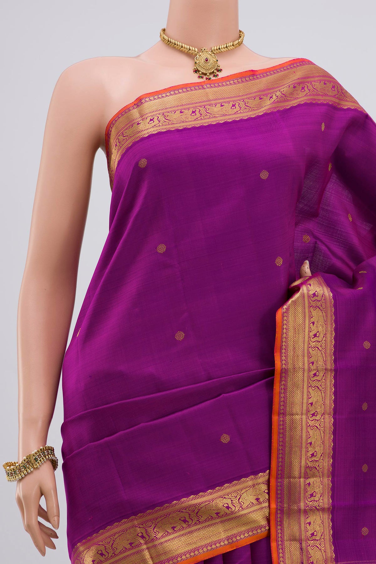 Border image of Pure Silk Pure Zari Purple Kanjivaram Saree with Zari Butta on the body and Zari Border. 