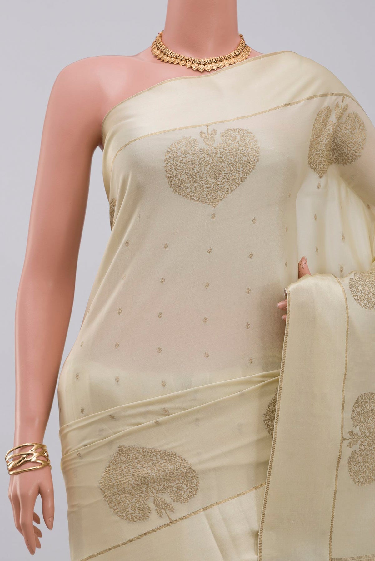 Border image of Cream Crepe Saree with Zari Butta on the body and Thin Zari Line. 