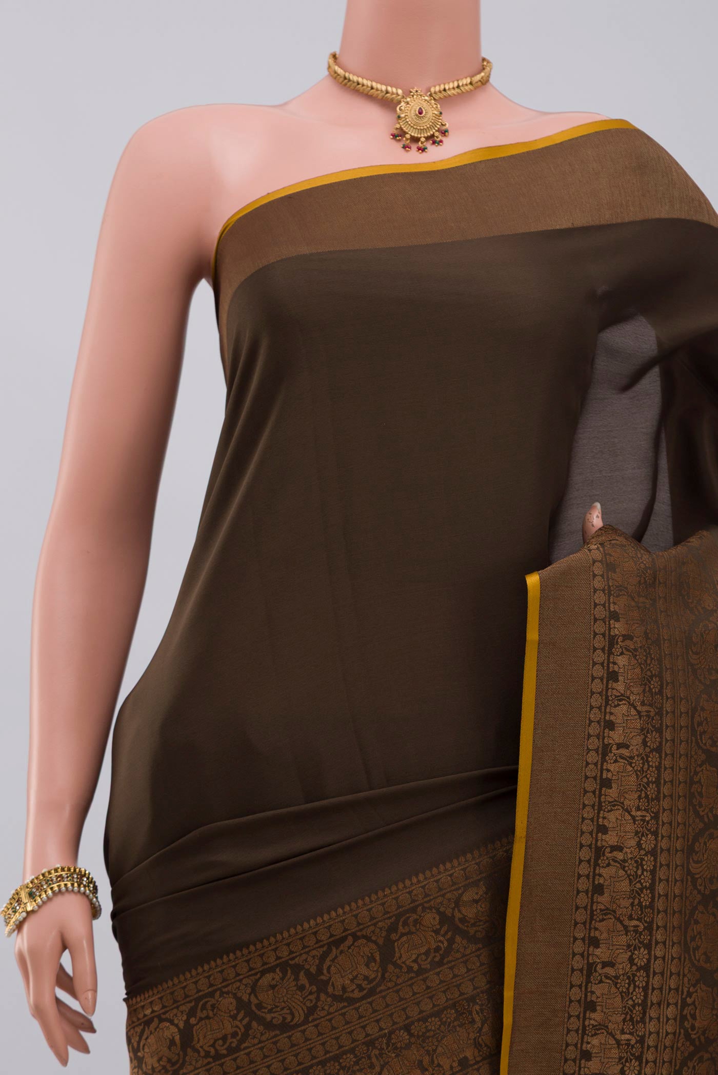 Border image of Green Crepe Saree with Plain Body and Zari Border. 