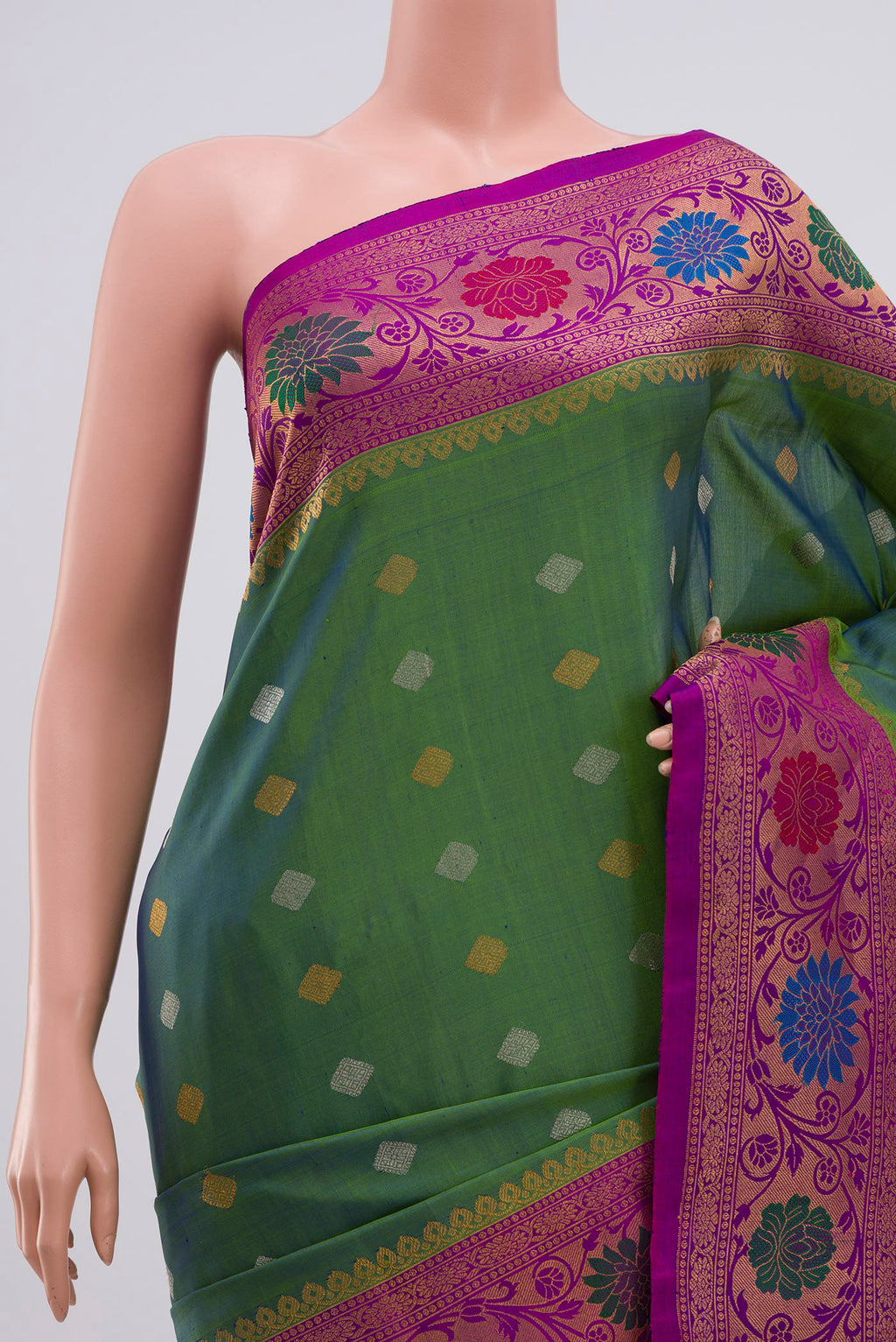 Border image of Green Gadwal Silk Saree with Zari Butta on the body and Zari Border. 