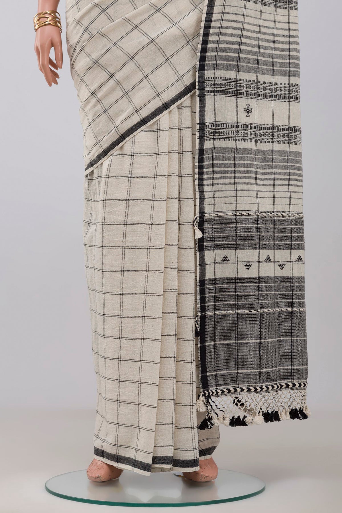 Pleats and pallu of White Bengal Cotton Saree with Checked design on the body and Plain Border. 