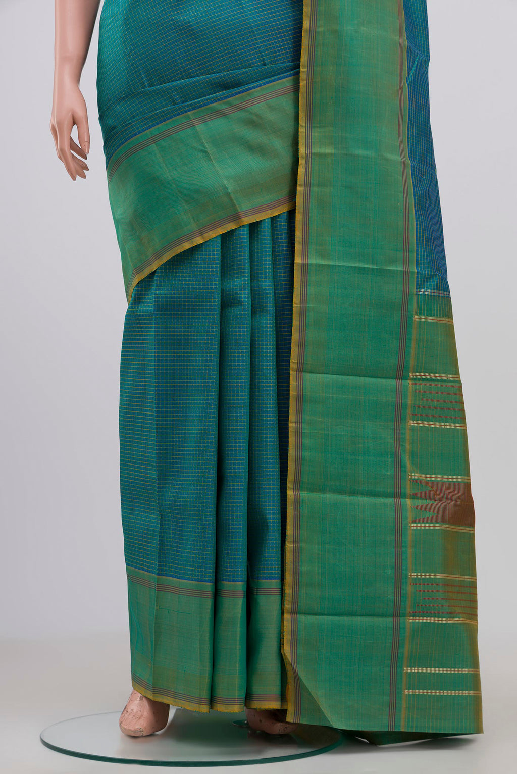 Pleats and pallu of Blue Kanchipuram Saree with Checked design on the body and Thread Border. 