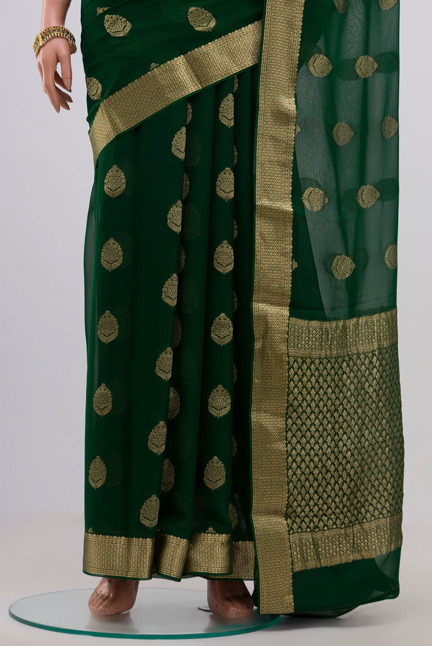 Border image of Green Georgette Saree with Fancy on the body and Zari Border. 