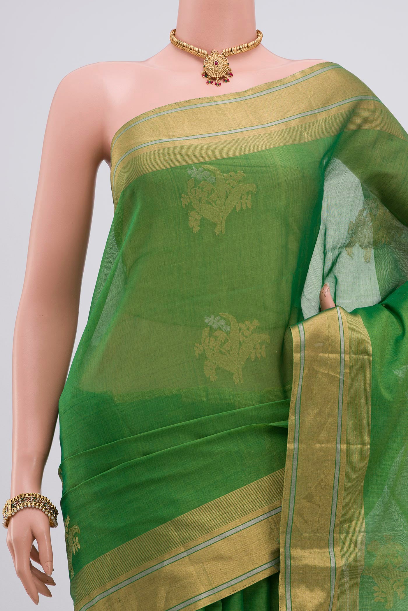 Border image of Green Silk Cotton Saree with Zari Butta on the body and Thin Zari Line. 