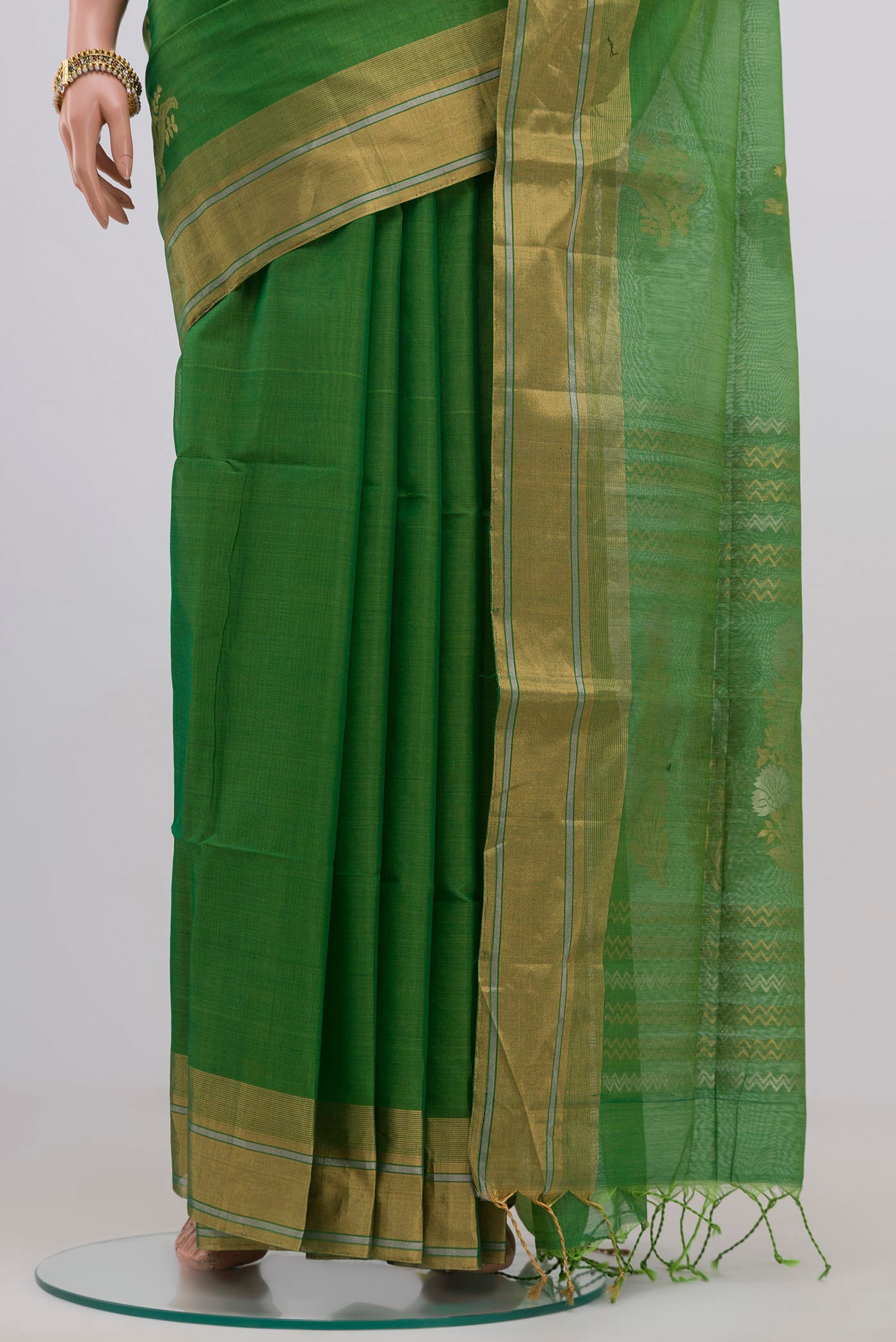 Pleats and pallu of Green Silk Cotton Saree with Zari Butta on the body and Thin Zari Line. 