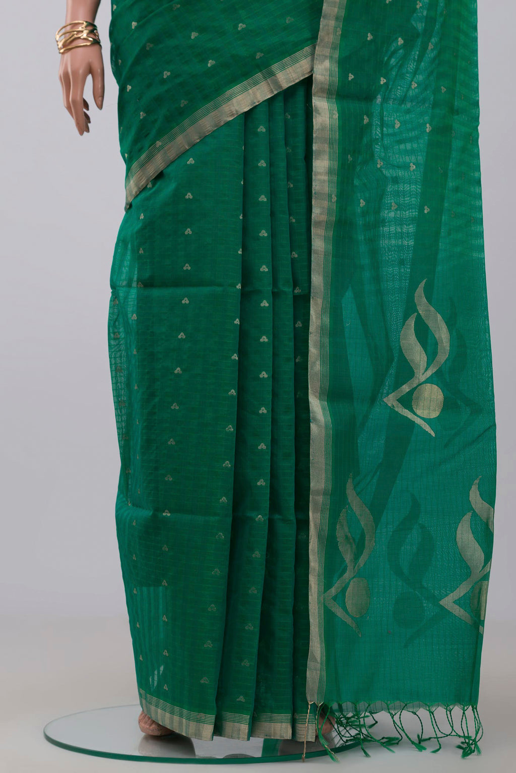 Pleats and pallu of Green Silk Cotton Saree with Zari Butta on the body and Thin Zari Line. 