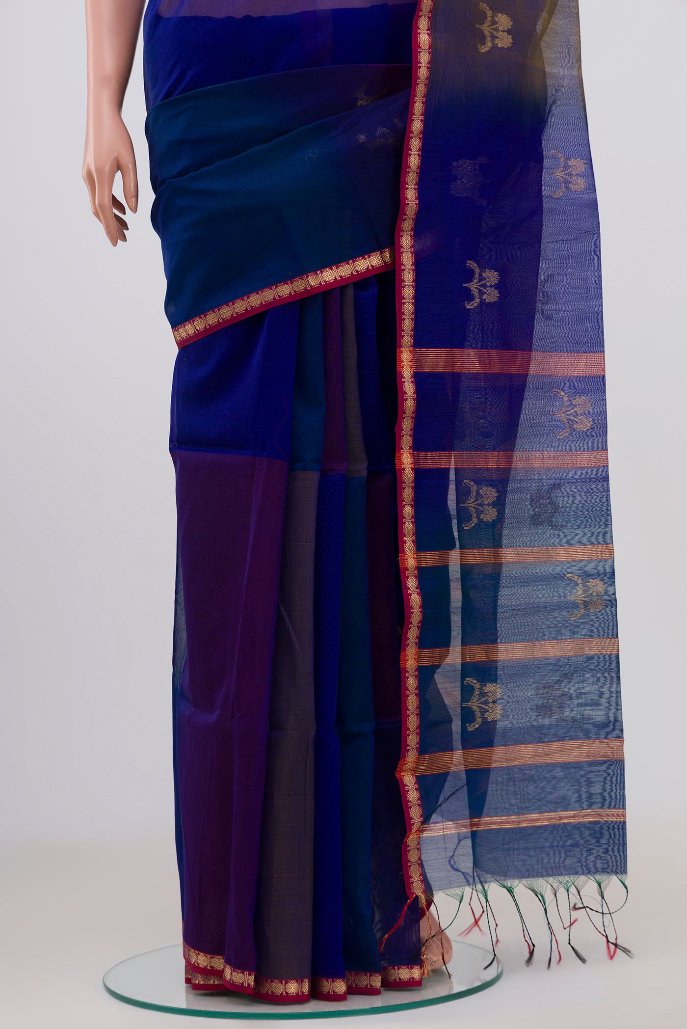 Pleats and pallu of Blue Maheshwari Silk Cotton Saree with Zari Butta on the body and Thin Zari Line. 