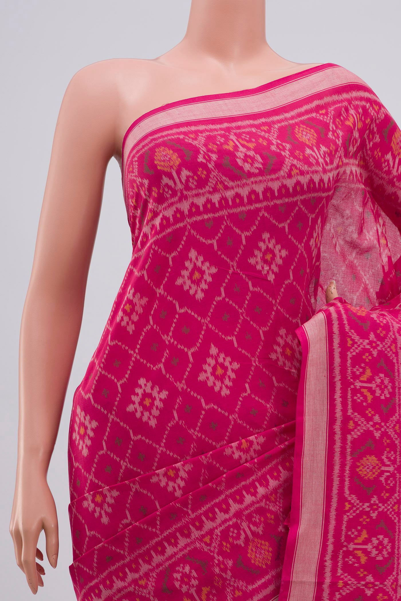 Border image of Pink Double Ikat Saree with Ikat design on the body and Plain Border. 