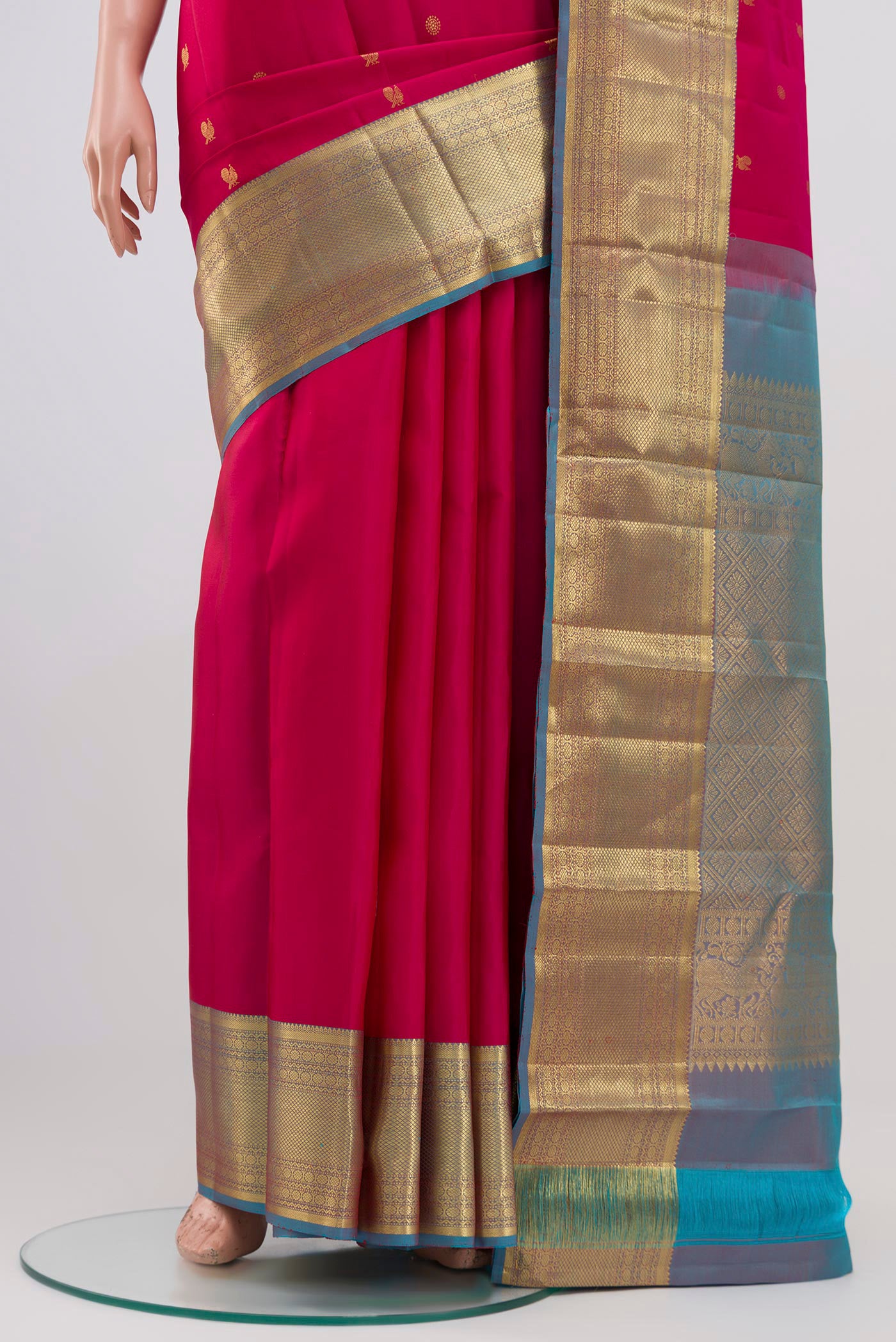 Pleats and pallu of Pink Kanchipuram Saree with Zari Butta on the body and Zari Border. 