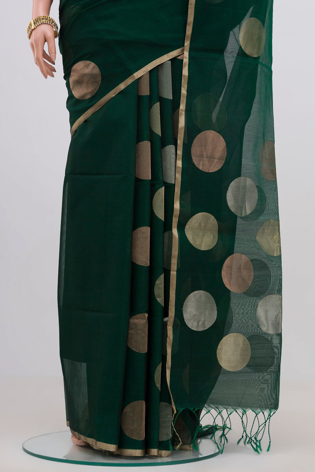 Pleats and pallu of Green Silk Cotton Saree with Zari Butta on the body and Thin Zari Line. 