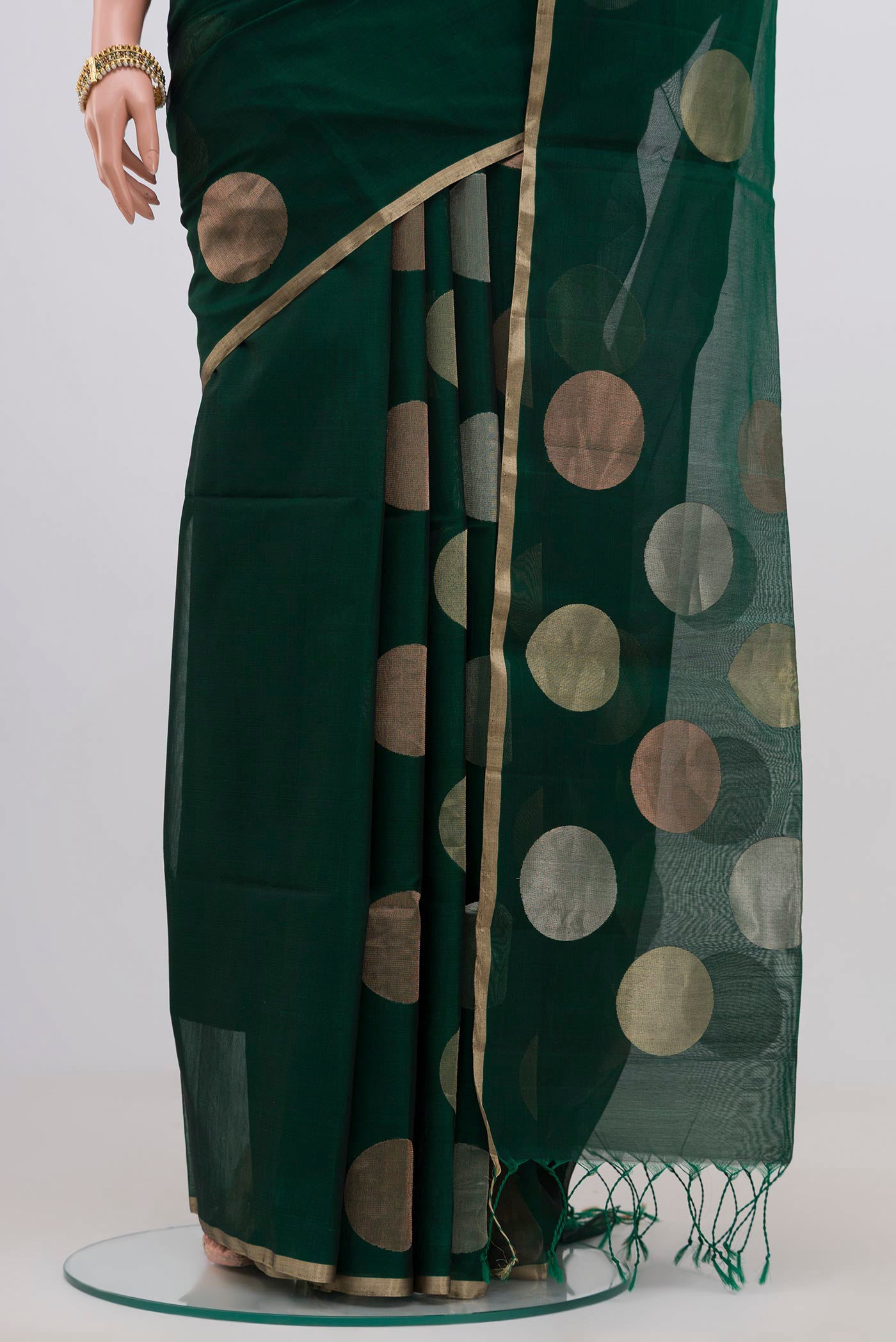Pleats and pallu of Green Silk Cotton Saree with Zari Butta on the body and Thin Zari Line. 