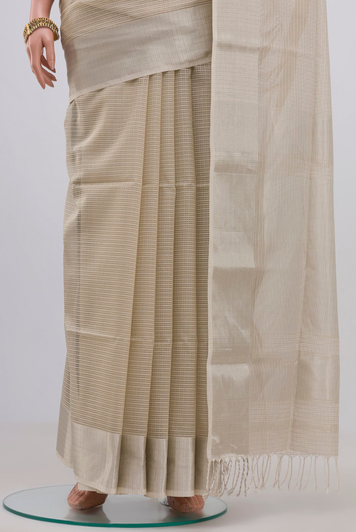 Pleats and pallu of White Maheshwari Silk Cotton Saree with Checked design on the body and Zari Border. 