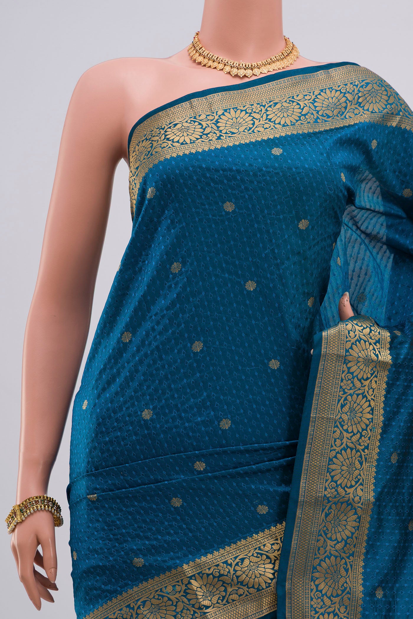 Border image of Blue Bangalore Silk Saree with Jacquard With Zari Butta on the body and Zari Border. 