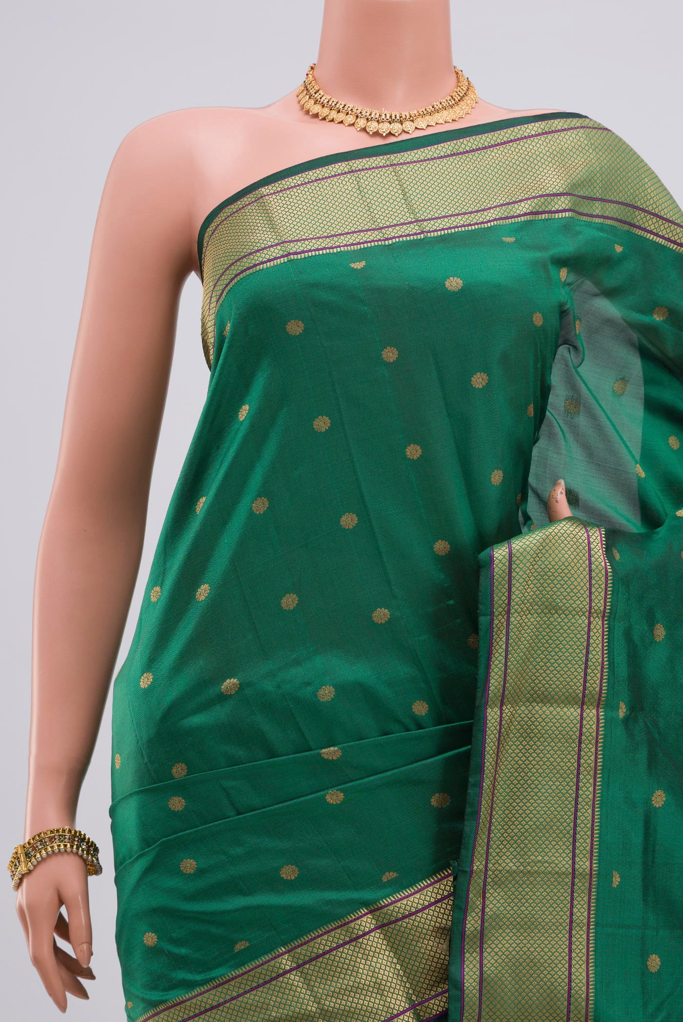 Border image of Green Bangalore Silk Saree with Zari Butta on the body and Zari Border. 