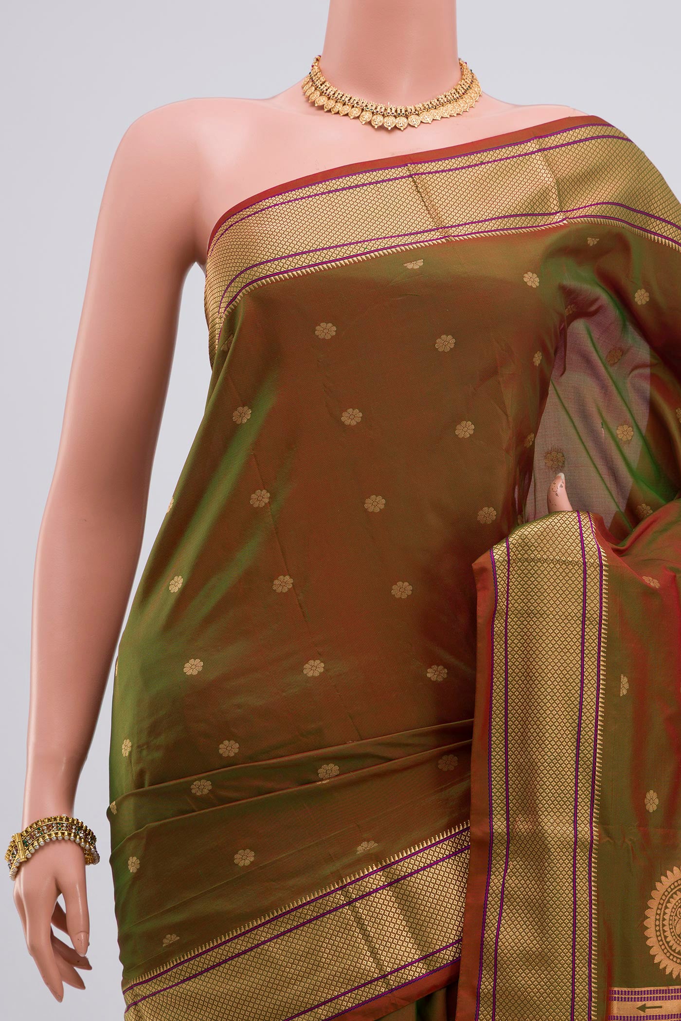 Border image of Green Bangalore Silk Saree with Zari Butta on the body and Zari Border. 