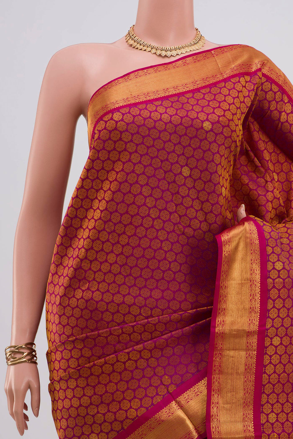 Border image of Pure Silk Pure Zari Magenta Kanjivaram Saree with Jacquard With Zari Butta on the body and Zari Border. 