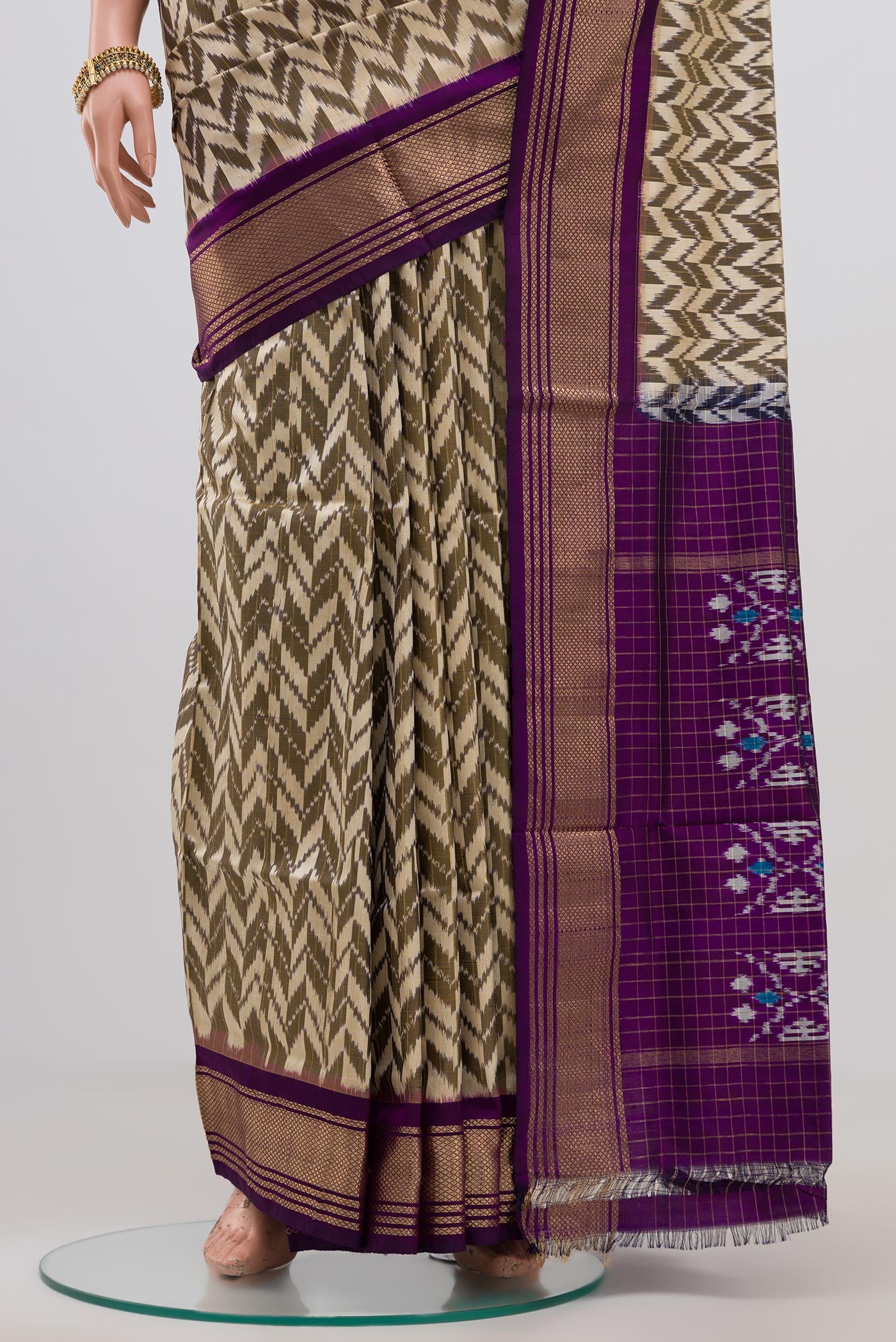 Pleats and pallu of Cream Pochampally Silk Saree with Ikat Print on the body and Zari Border. 