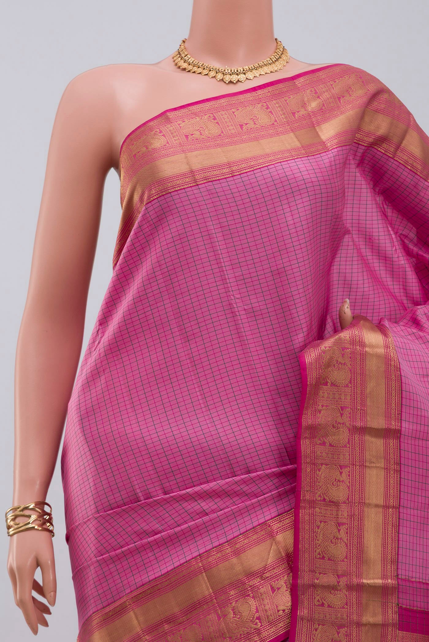 Border image of Pink Kanchipuram Saree with Checked design on the body and Zari Border. 