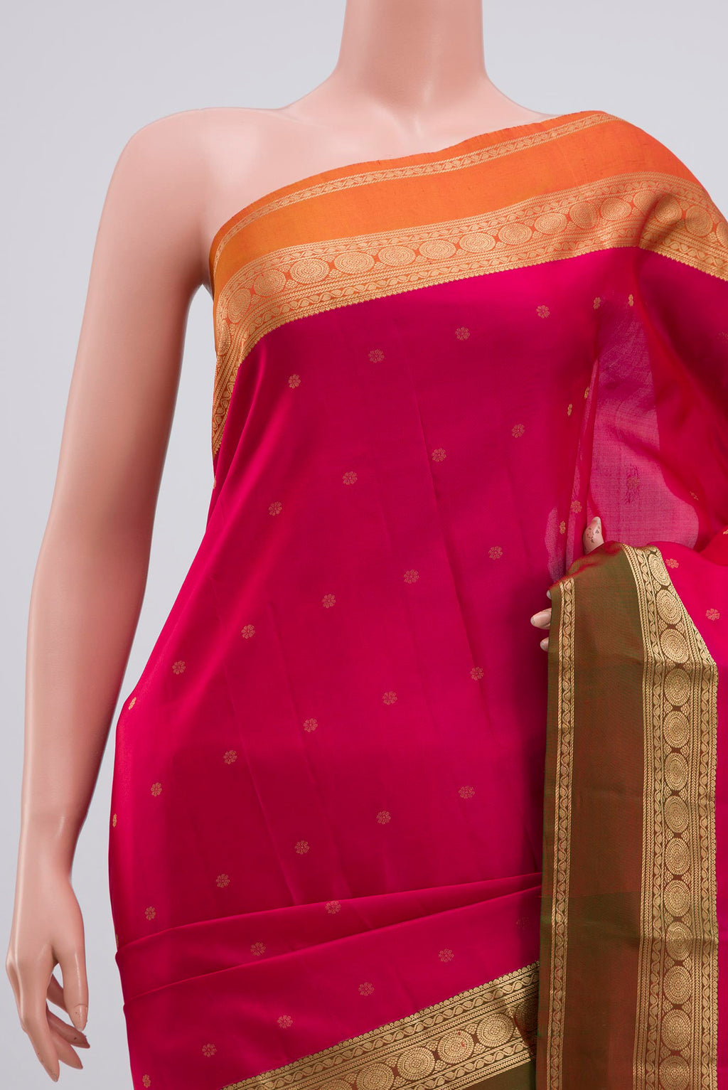 Border image of Pink Kanchipuram Saree with Zari Butta on the body and Zari Border. 