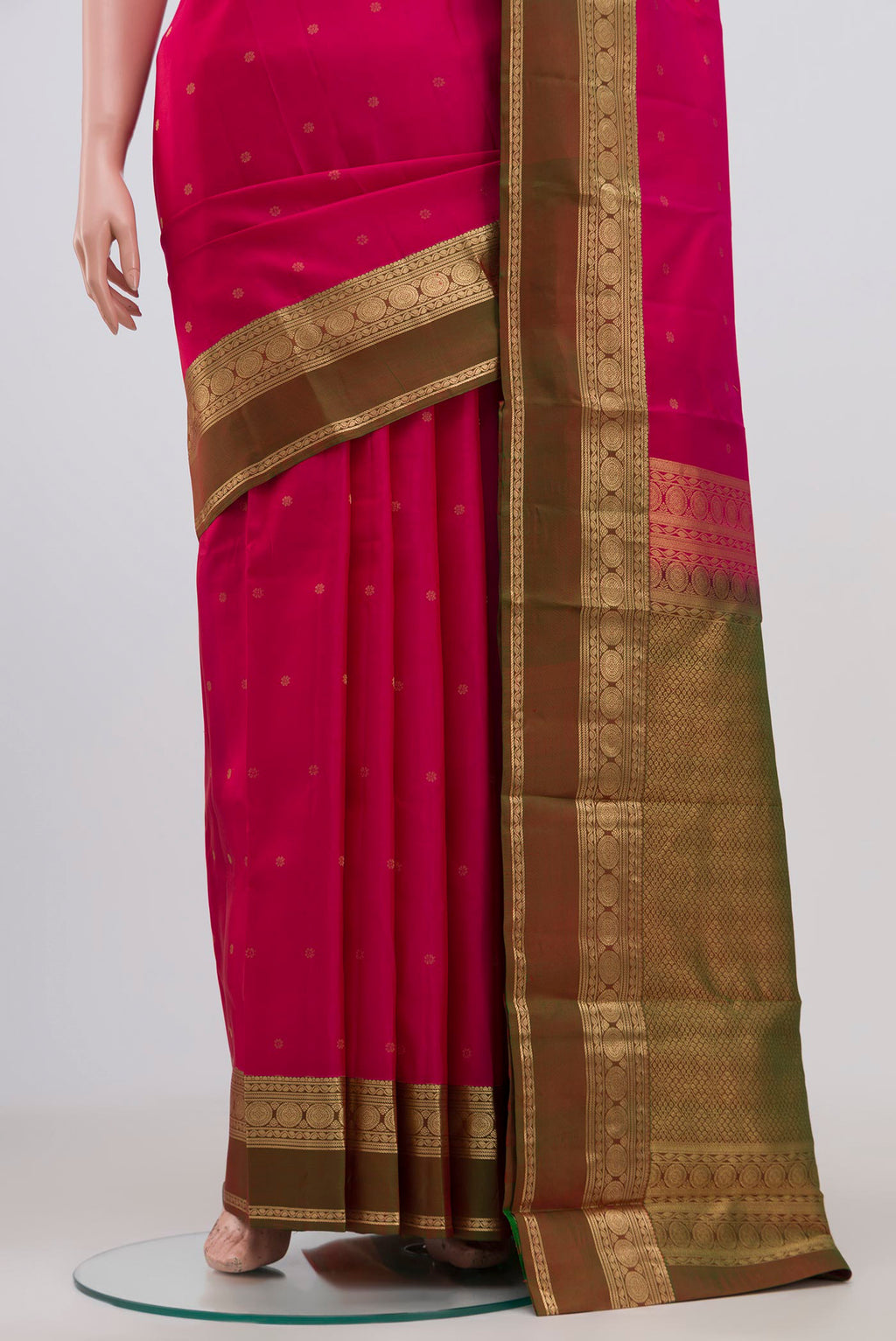 Pleats and pallu of Pink Kanchipuram Saree with Zari Butta on the body and Zari Border. 