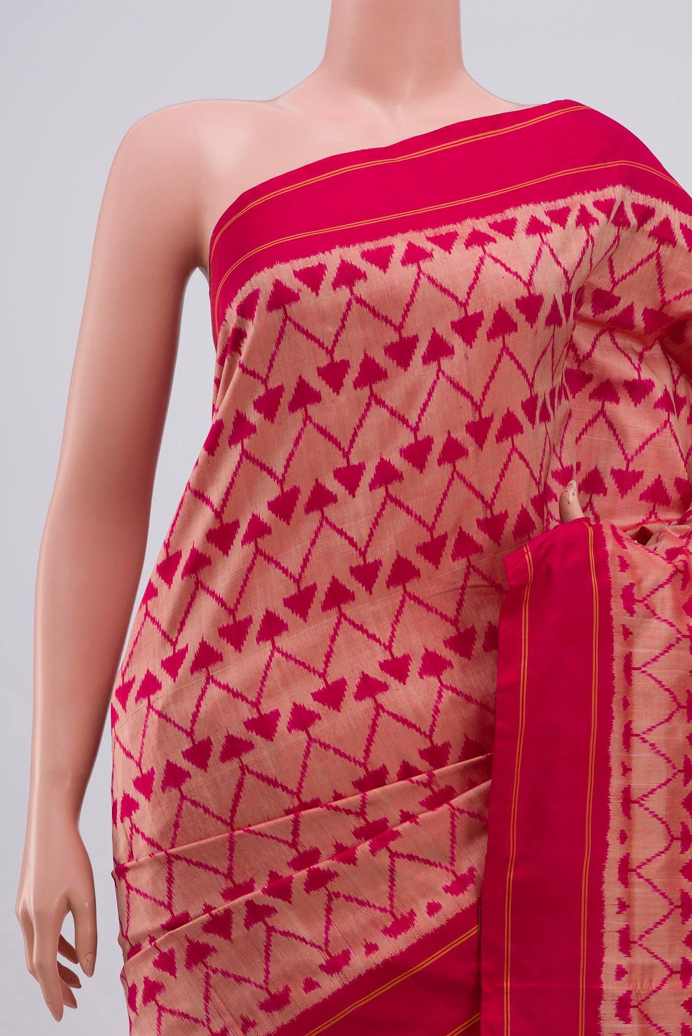 Border image of Pink Pochampally Silk Saree with Ikat design on the body and Plain Border. 
