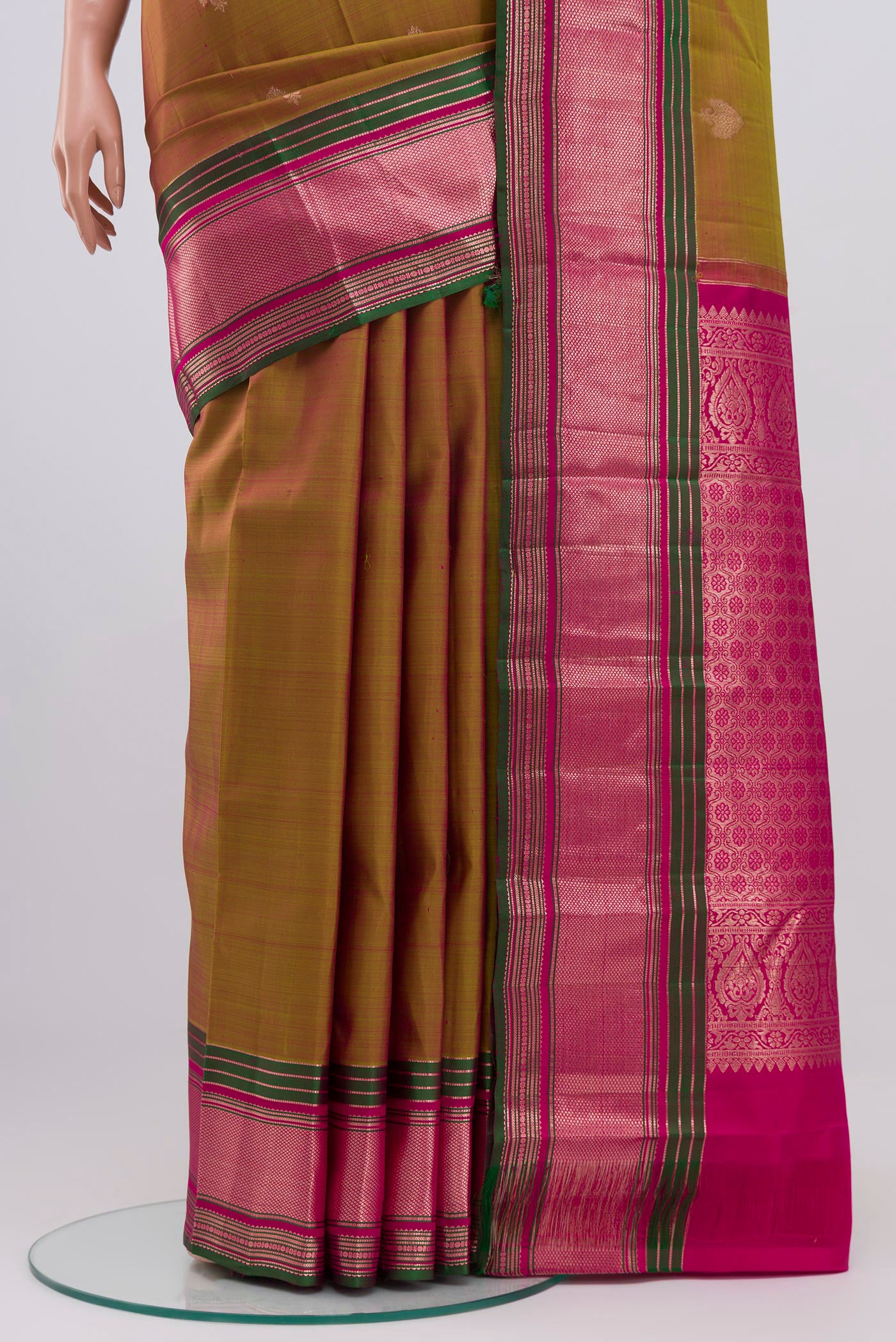 Pleats and pallu of Green Kanjivaram Saree with Zari Butta on the body and Zari Border. 