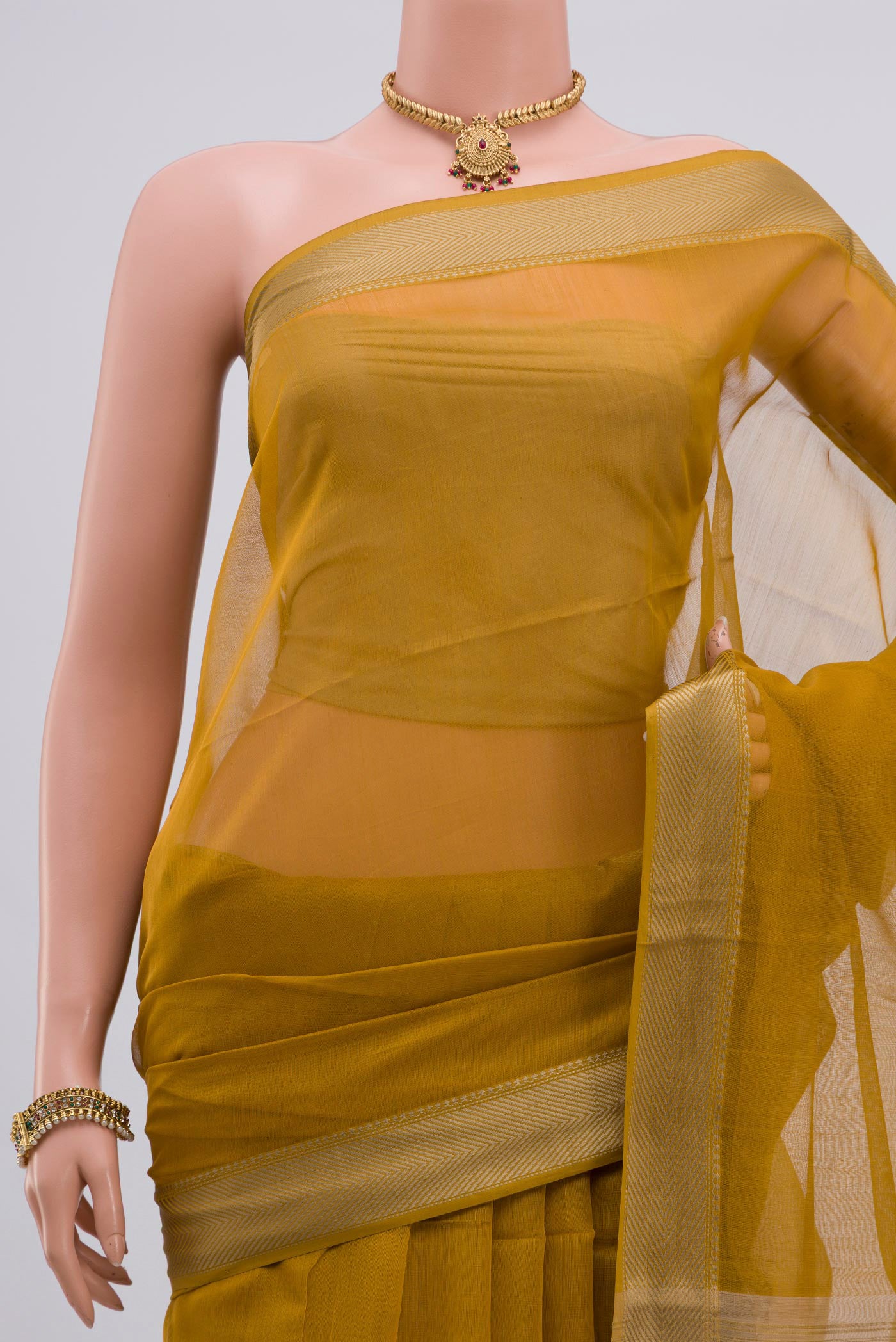 Border image of Mustard Maheshwari Silk Cotton Saree with Plain Body and Thread Border. 