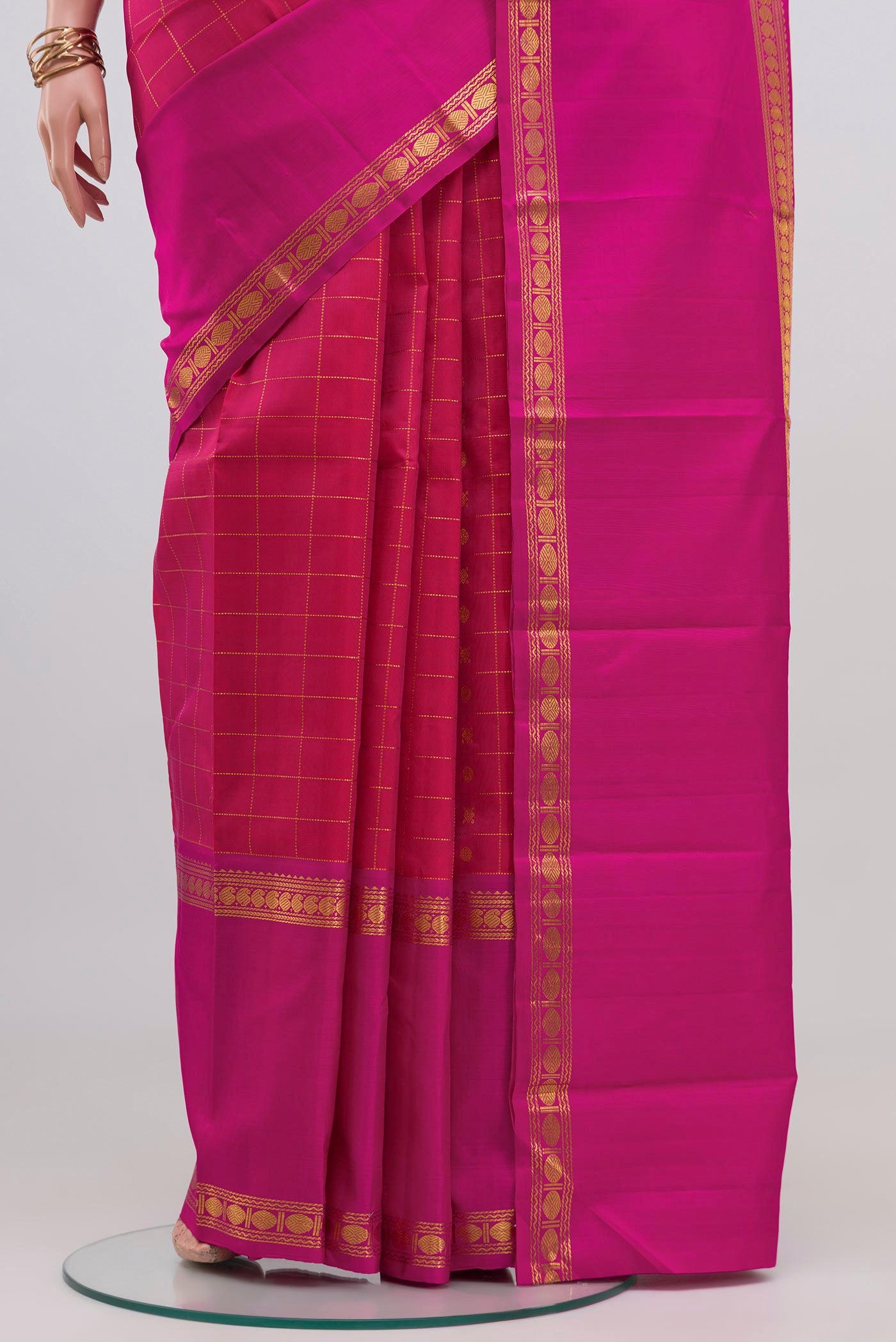 Pleats and pallu of Pink Kanjivaram Silk Saree with Checked design on the body and Zari Border. 