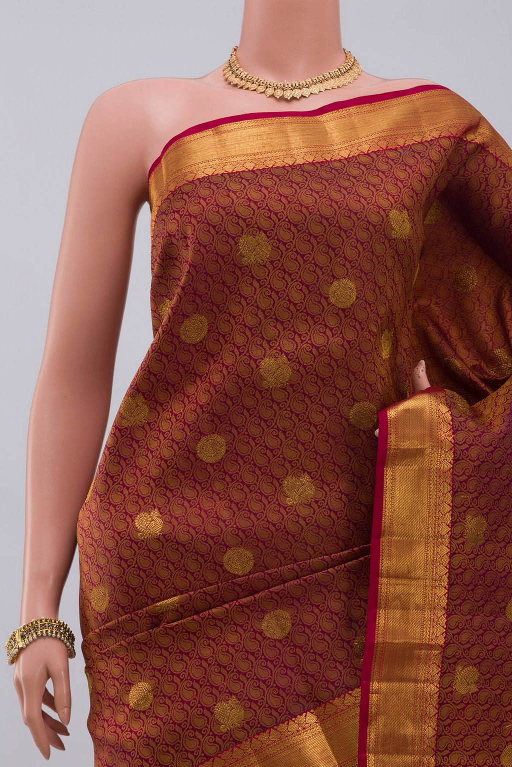 Border image of Pure Silk Pure Zari Purple Kanjivaram Saree with Jacquard With Zari Butta on the body and Zari Border. 