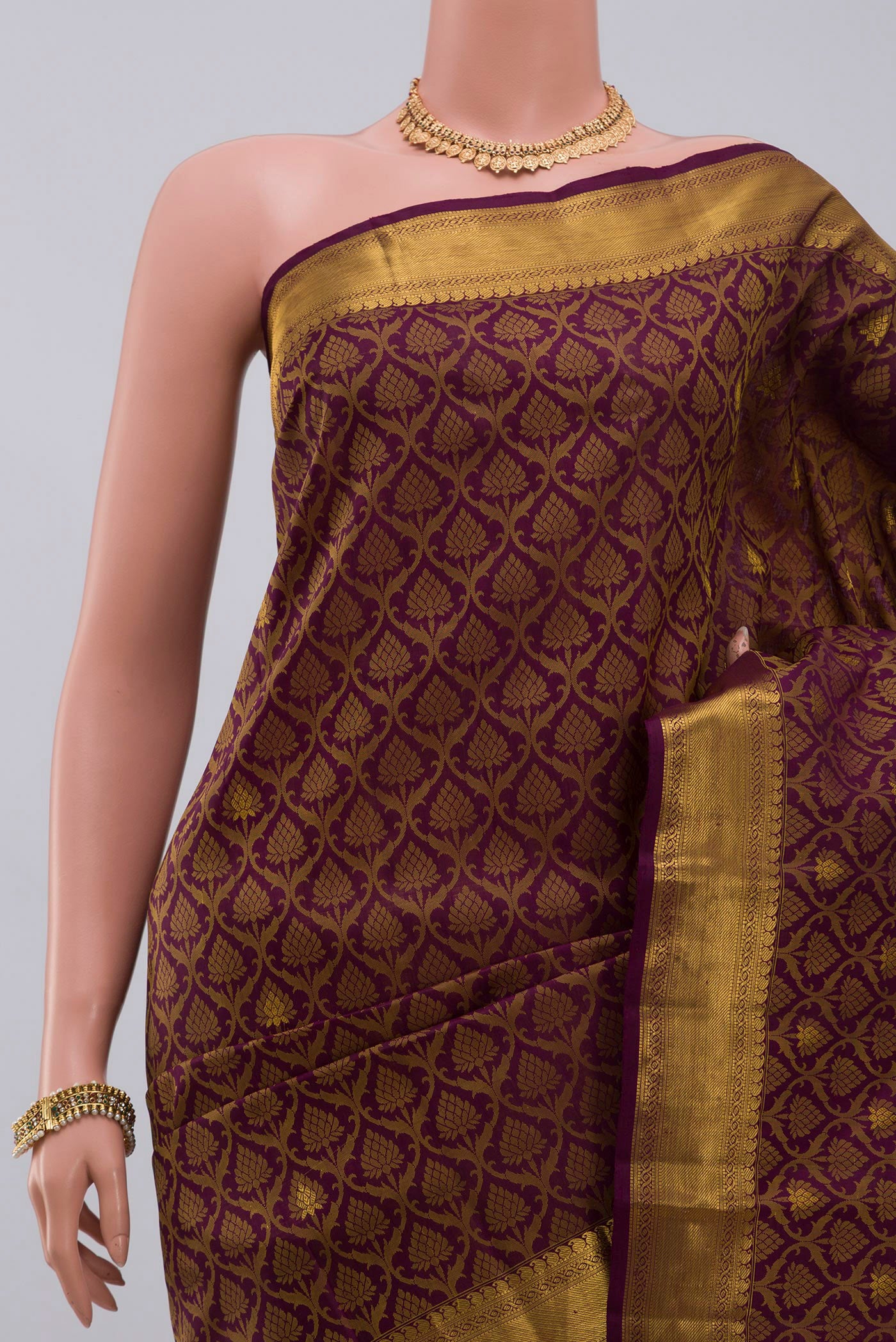 Border image of Pure Silk Pure Zari Purple Kanjivaram Saree with Jacquard With Zari Butta on the body and Zari Border. 