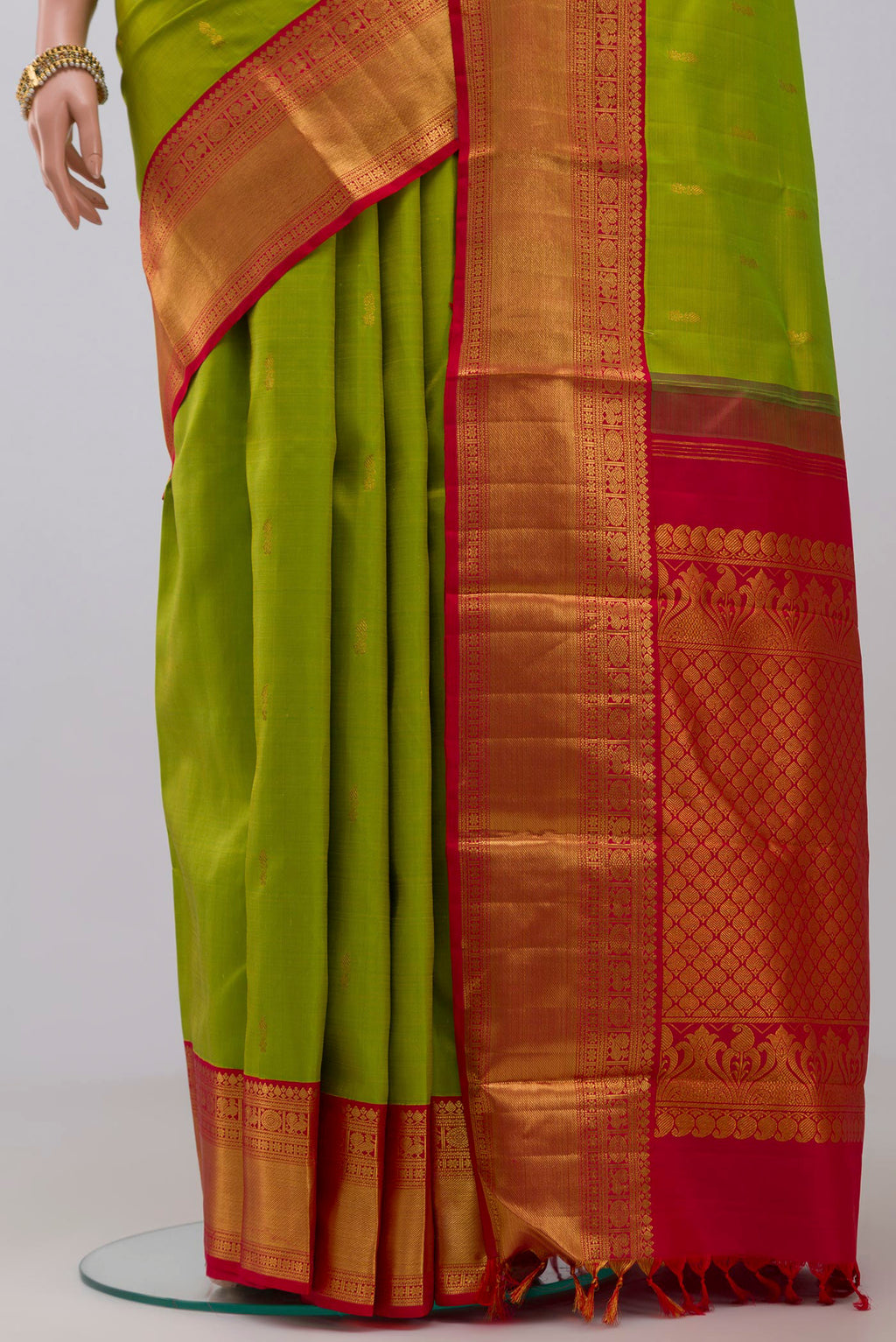 Pleats and pallu of Green Kanjivaram Saree with Zari Butta on the body and Zari Border. 