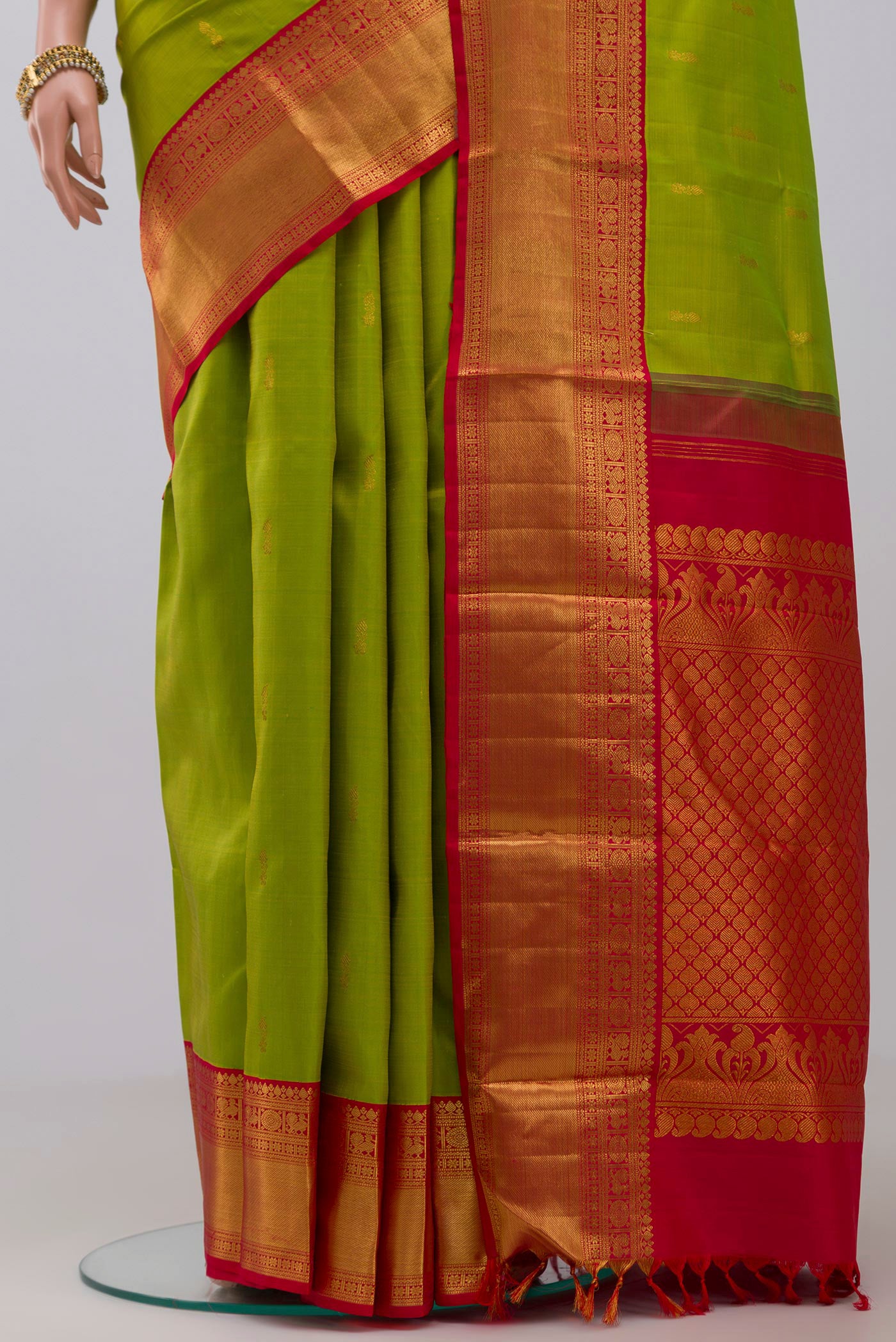 Pleats and pallu of Green Kanjivaram Saree with Zari Butta on the body and Zari Border. 