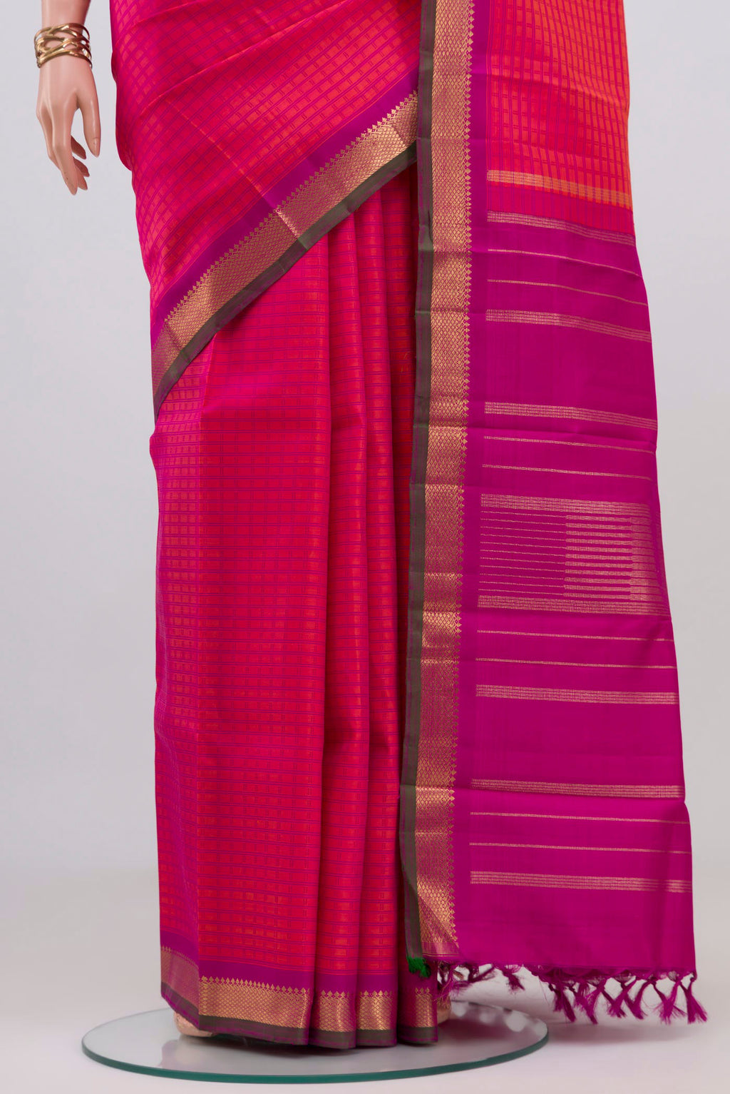 Pleats and pallu of Pink Dual Tone Kanjivaram Silk Saree with Checked design on the body and Zari Border. 