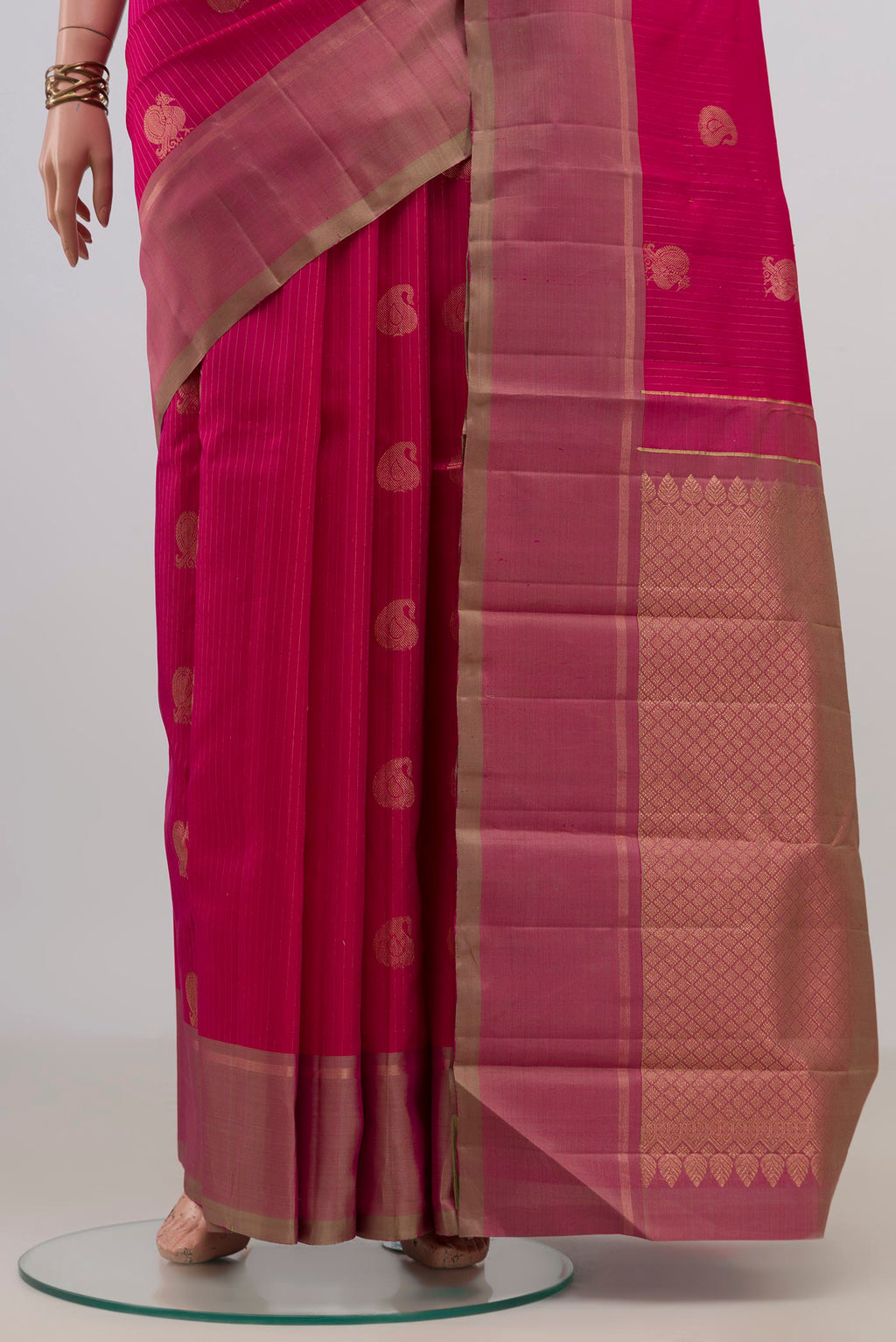 Pleats and pallu of Pure Silk Pink Kanjivaram Saree with Zari Butta on the body and Thin Zari Line. 