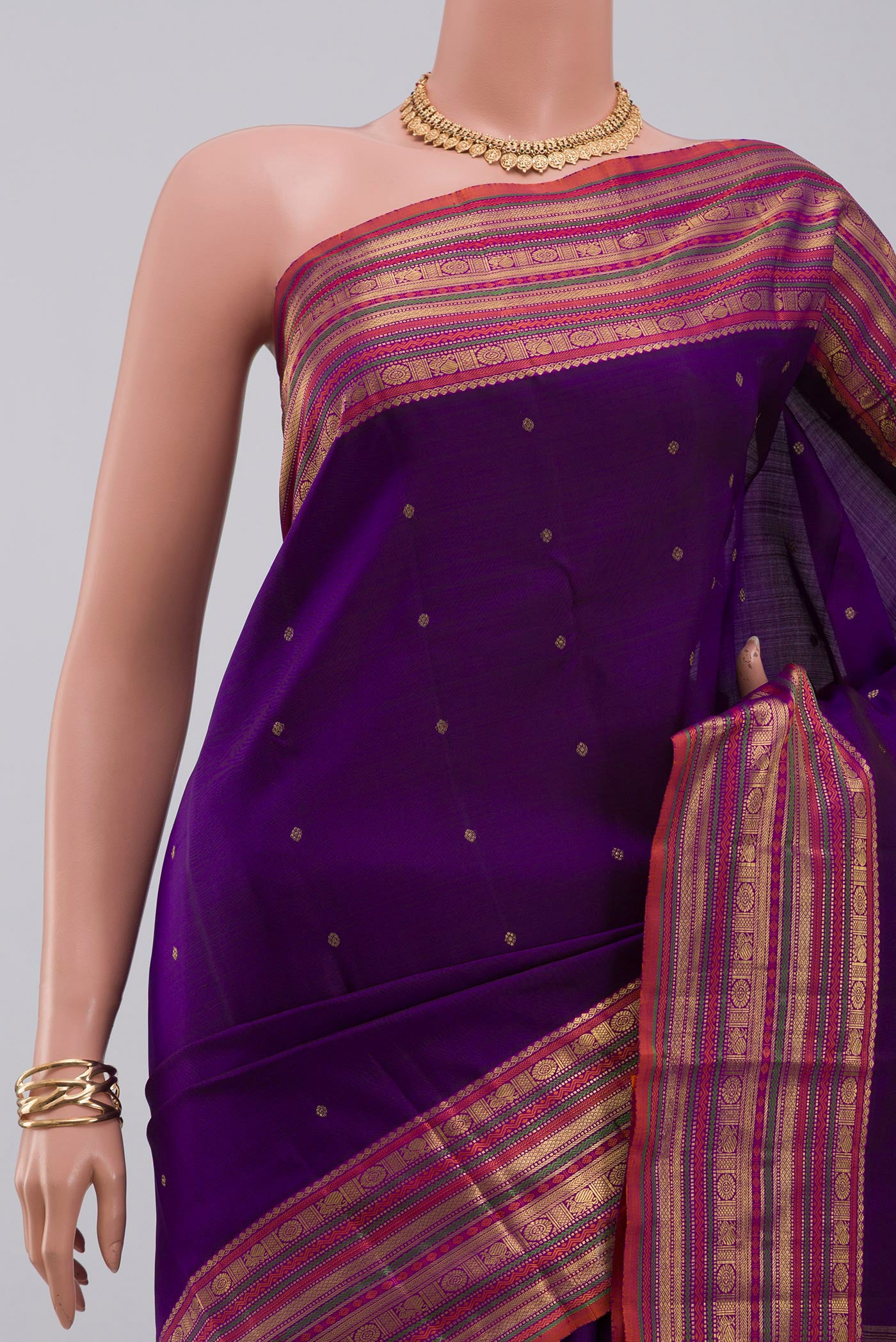 Border image of Pure Silk Pure Zari Purple Kanjivaram Saree with Zari Butta on the body and Zari Border. 