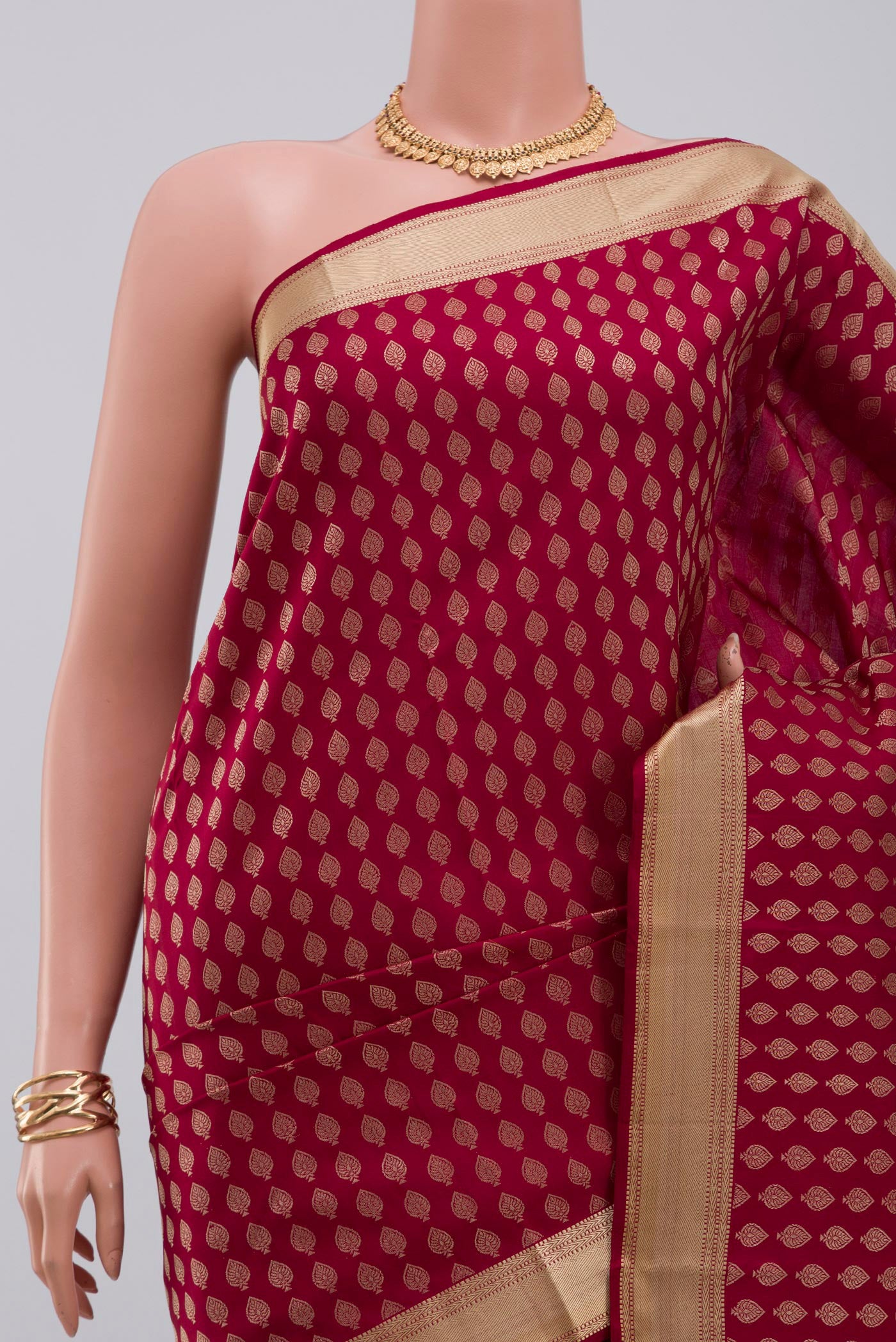 Border image of Maroon Kanchipuram Silk Saree with Thread Butta on the body and Thread Border. 
